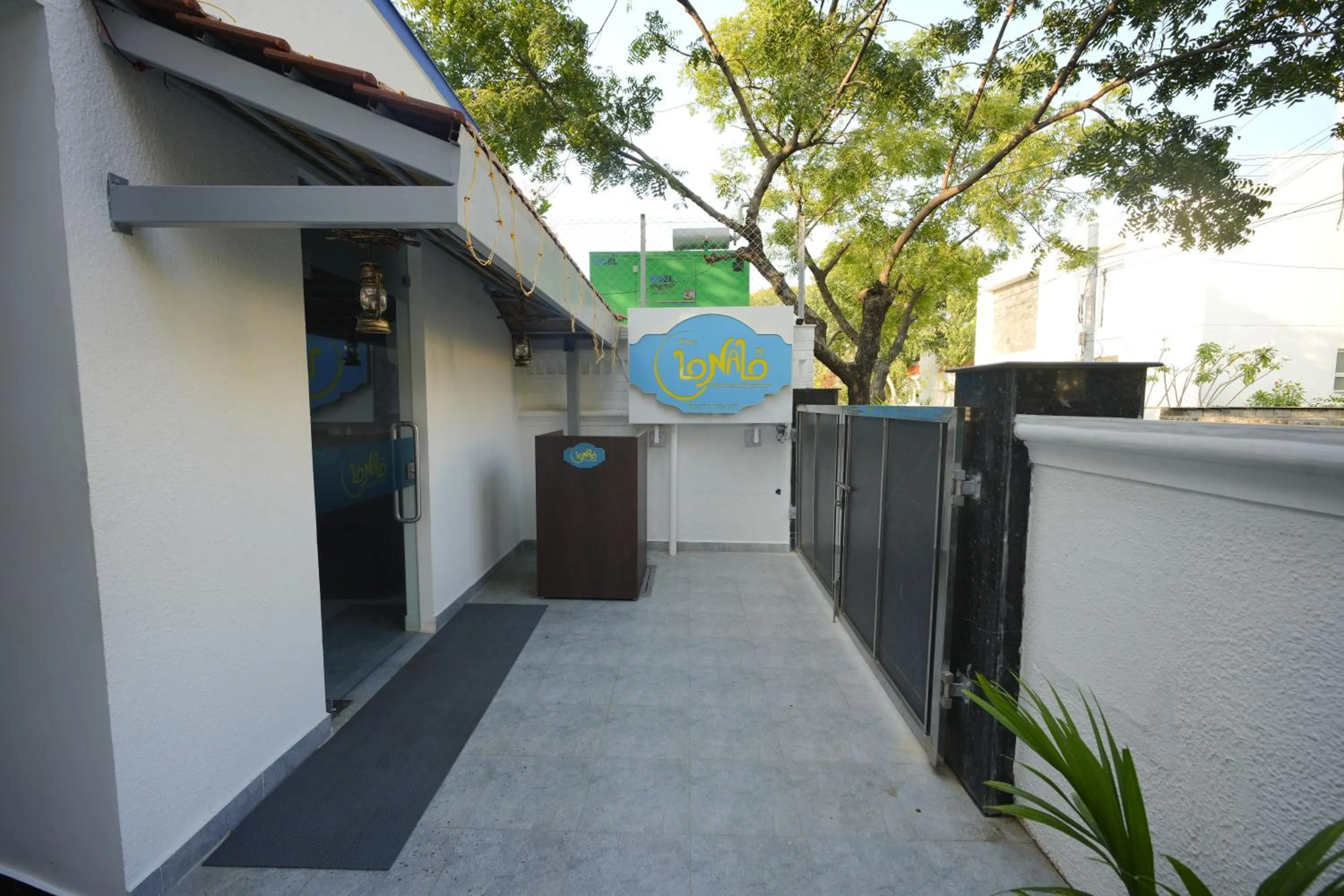 Facade/entrance in Bay Breeze Suites