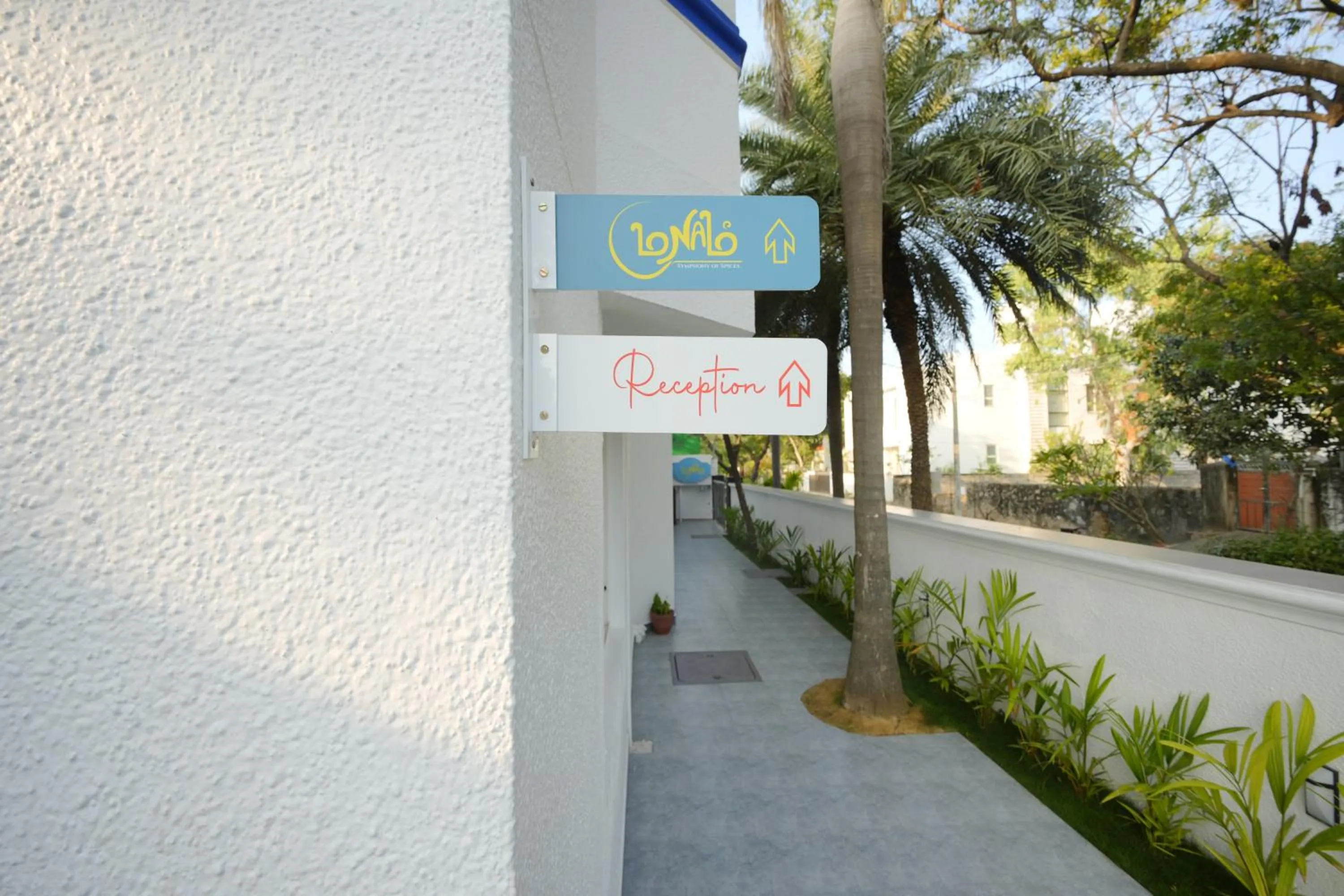 Facade/entrance in Bay Breeze Suites