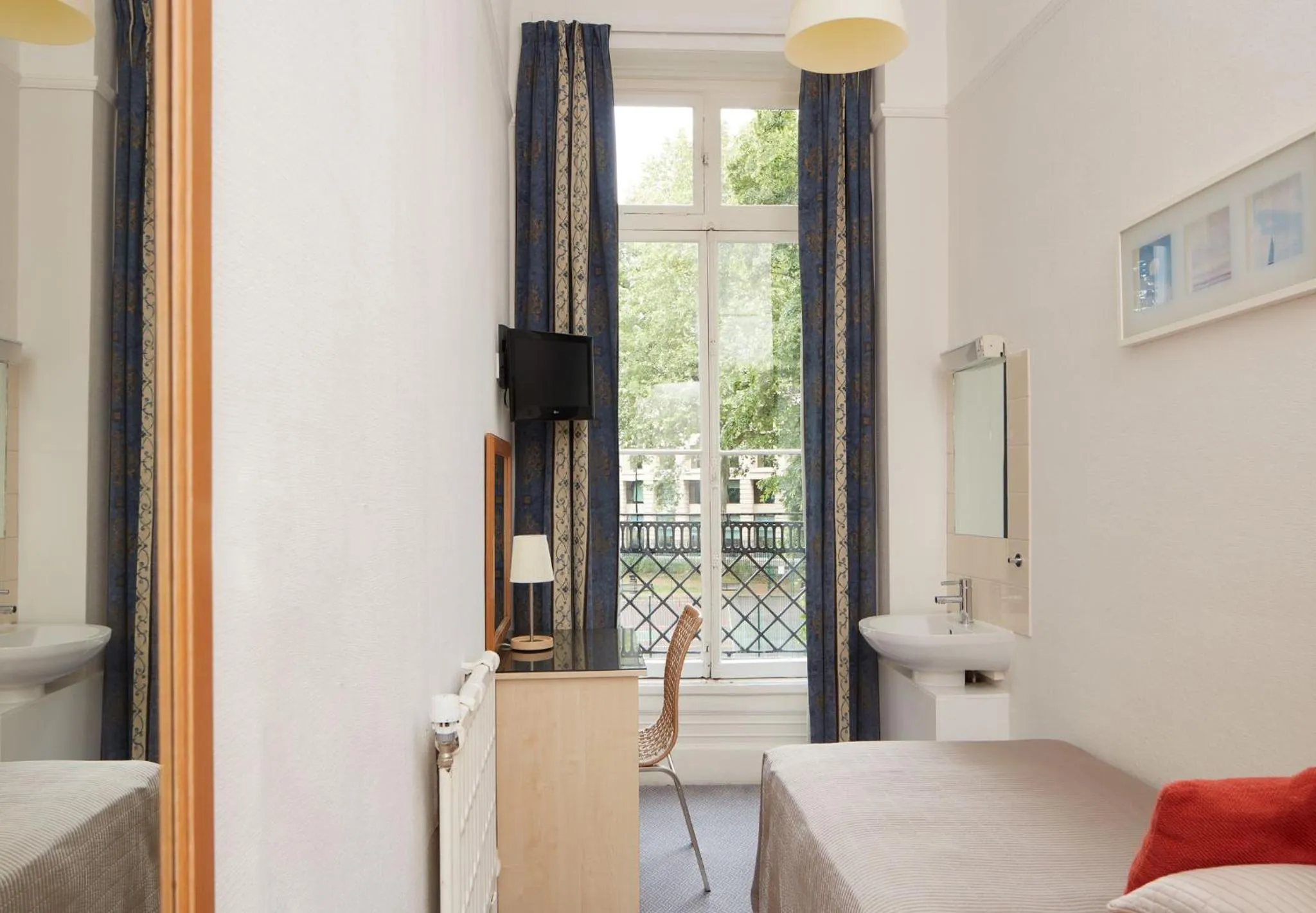 Bedroom, Bed in Euro Hotel