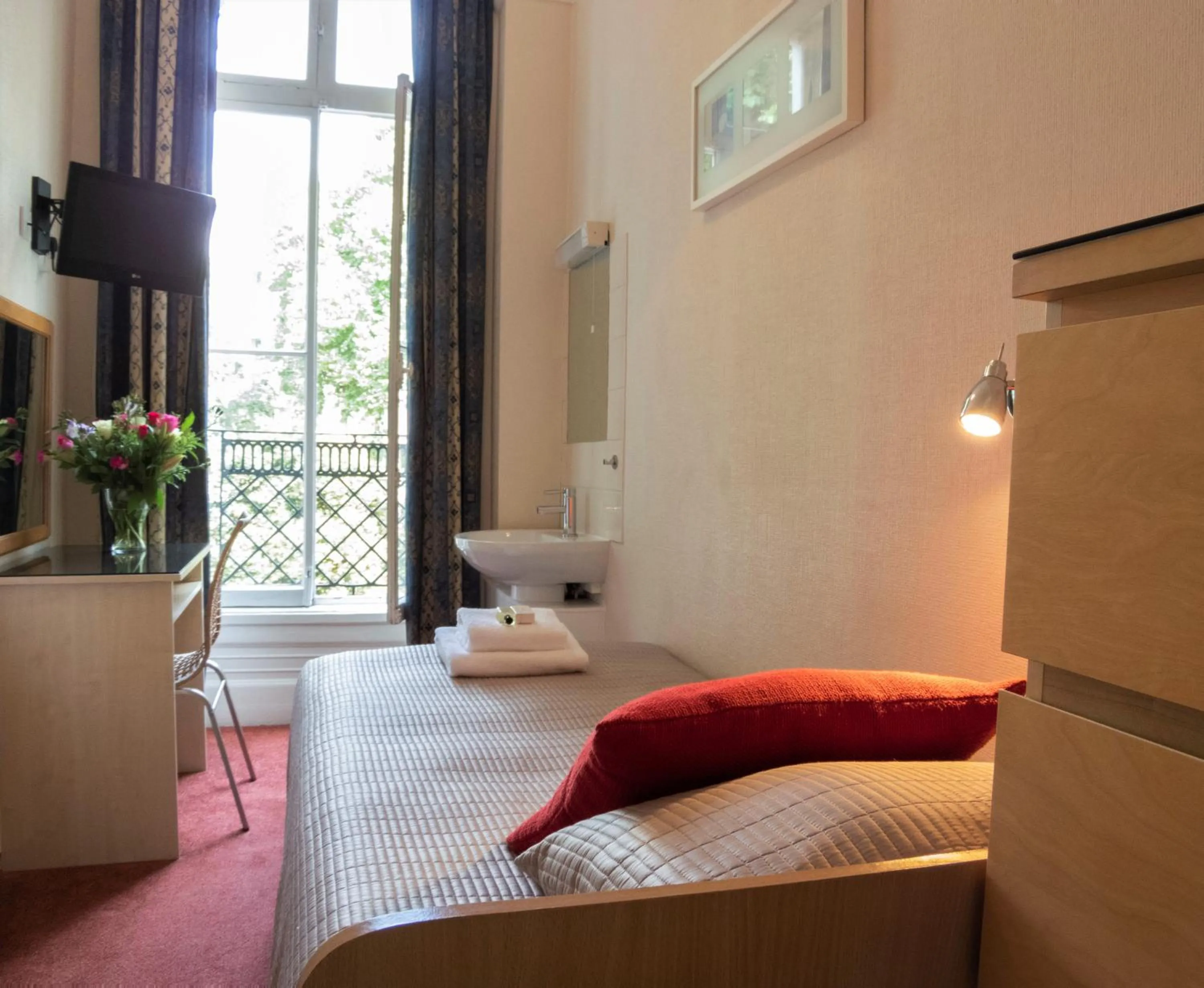 Bedroom, Bed in Euro Hotel