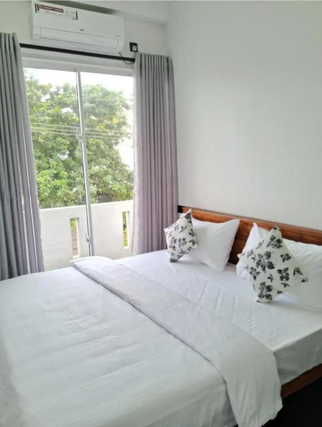 Deluxe Double Room with Balcony in RKO Villa27 - Unawatuna Deluxe Double Room with Balcony in RKO Villa27 - Unawatuna