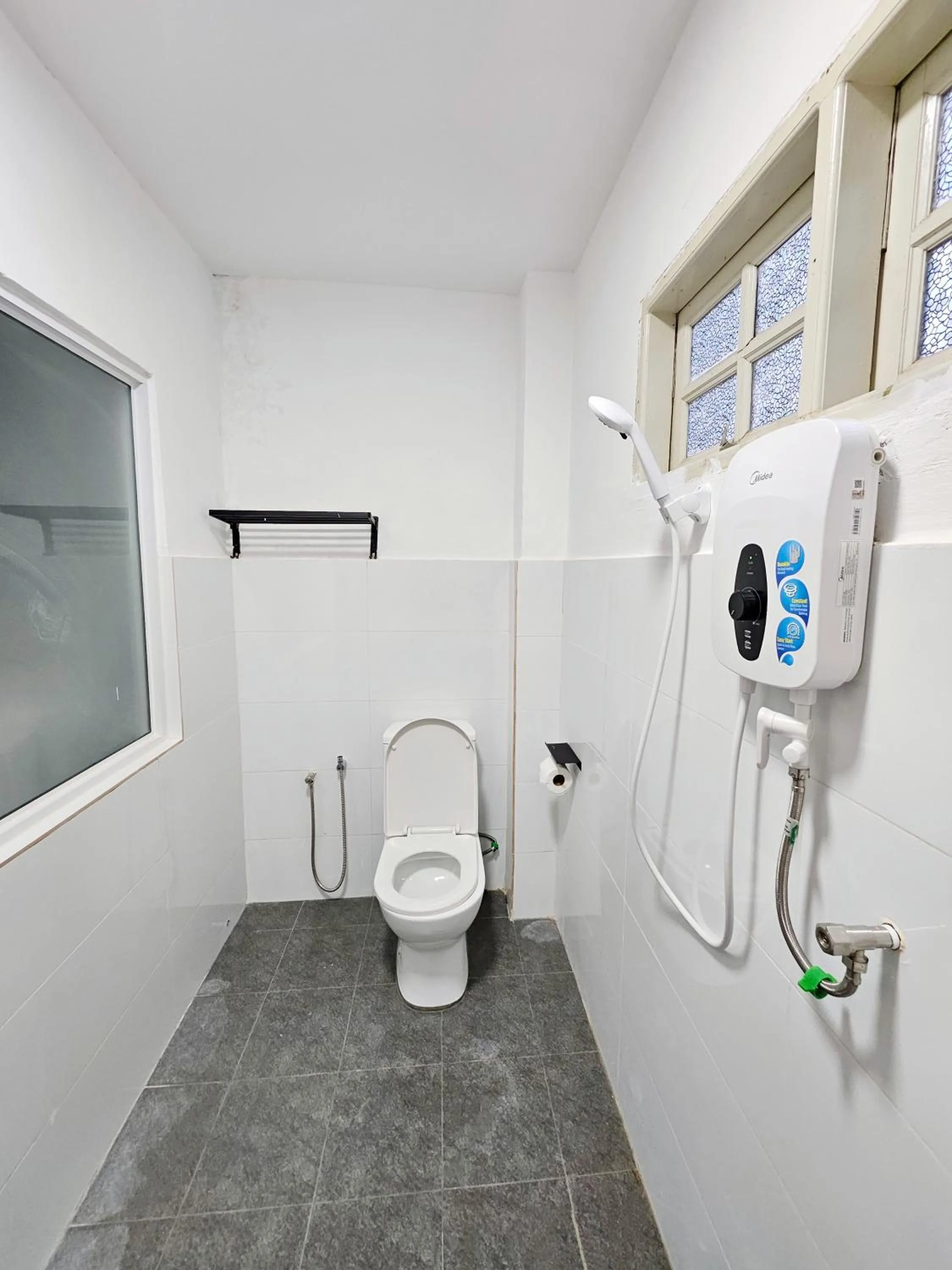 Shower in Luna Hotel by Moonknight