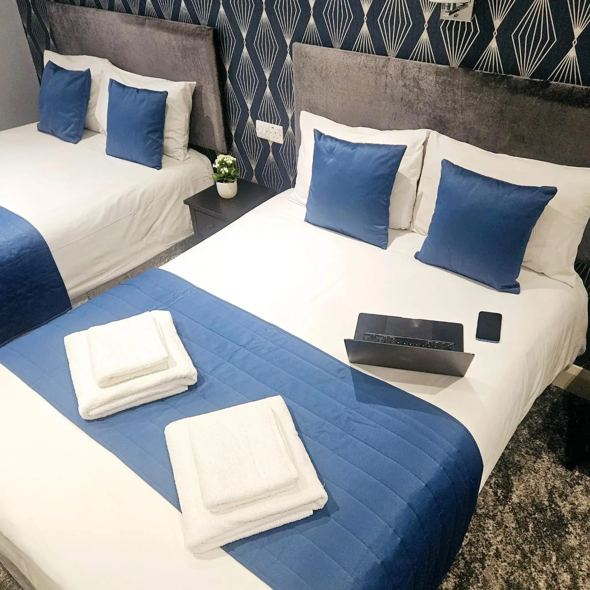 Family room with private bathroom lower ground floor in George Hotel Family room with private bathroom lower ground floor in George Hotel