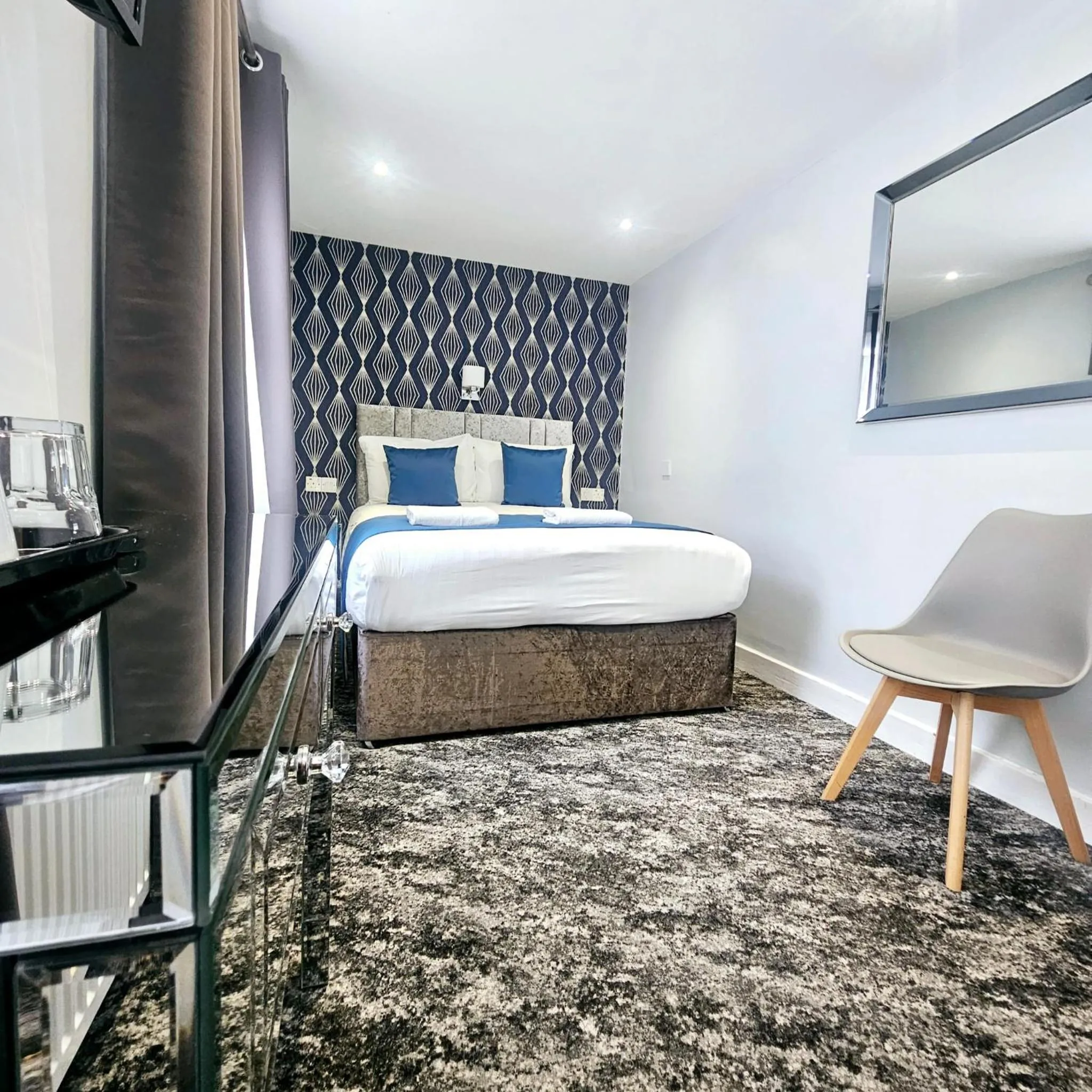 Bedroom, Bed in George Hotel