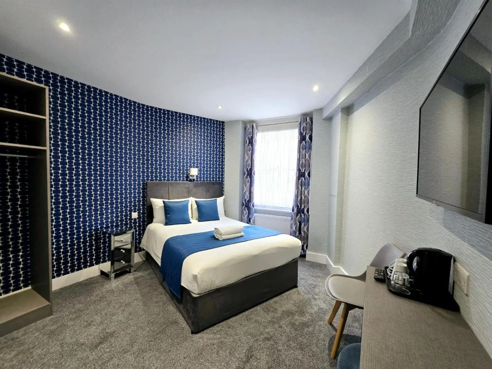 Bedroom, Bed in George Hotel