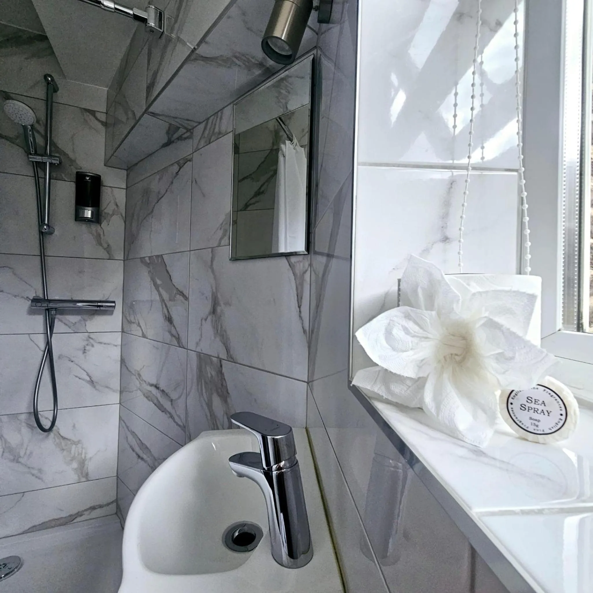 Shower in George Hotel