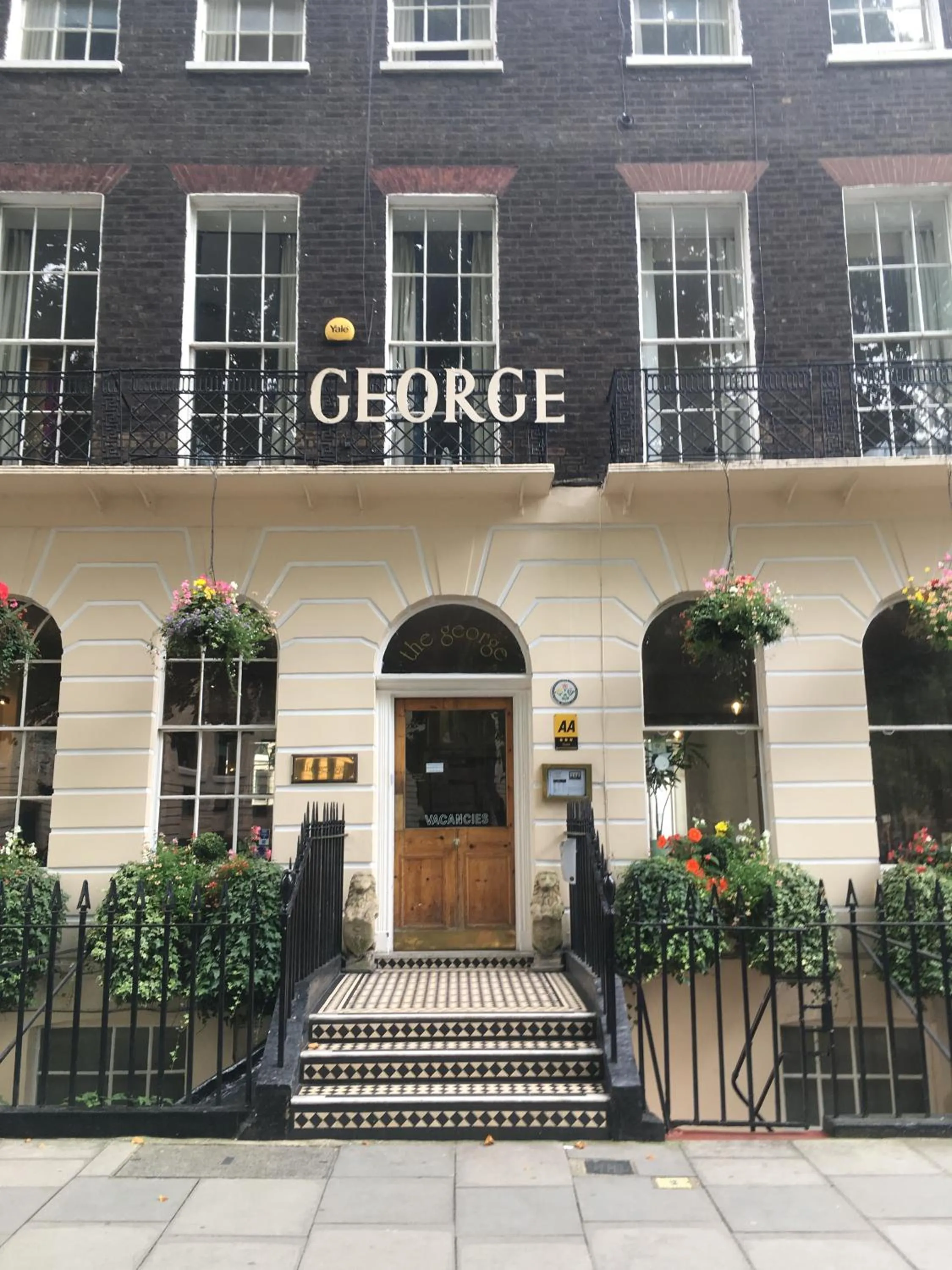 Facade/entrance in George Hotel
