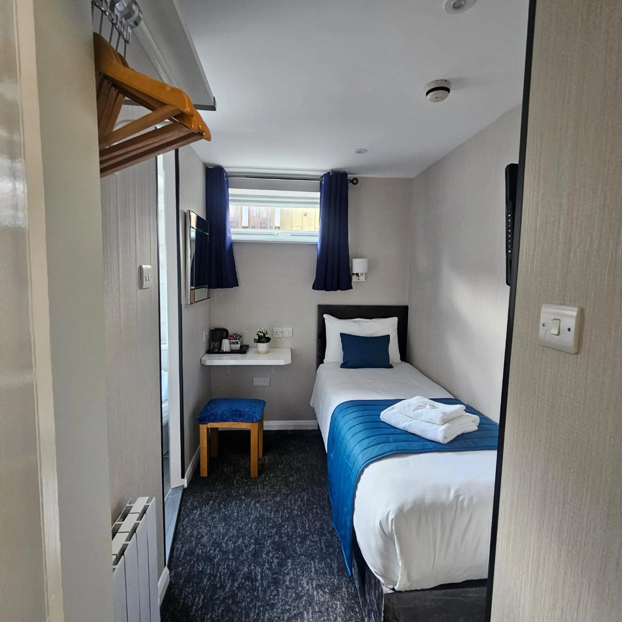 Bedroom, Bed in George Hotel