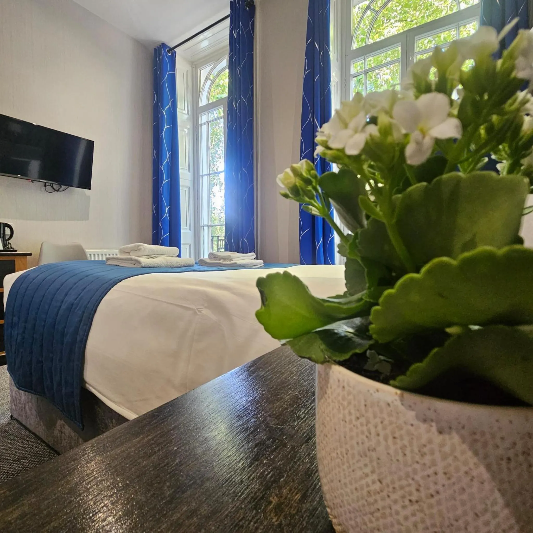 Bedroom, Bed in George Hotel