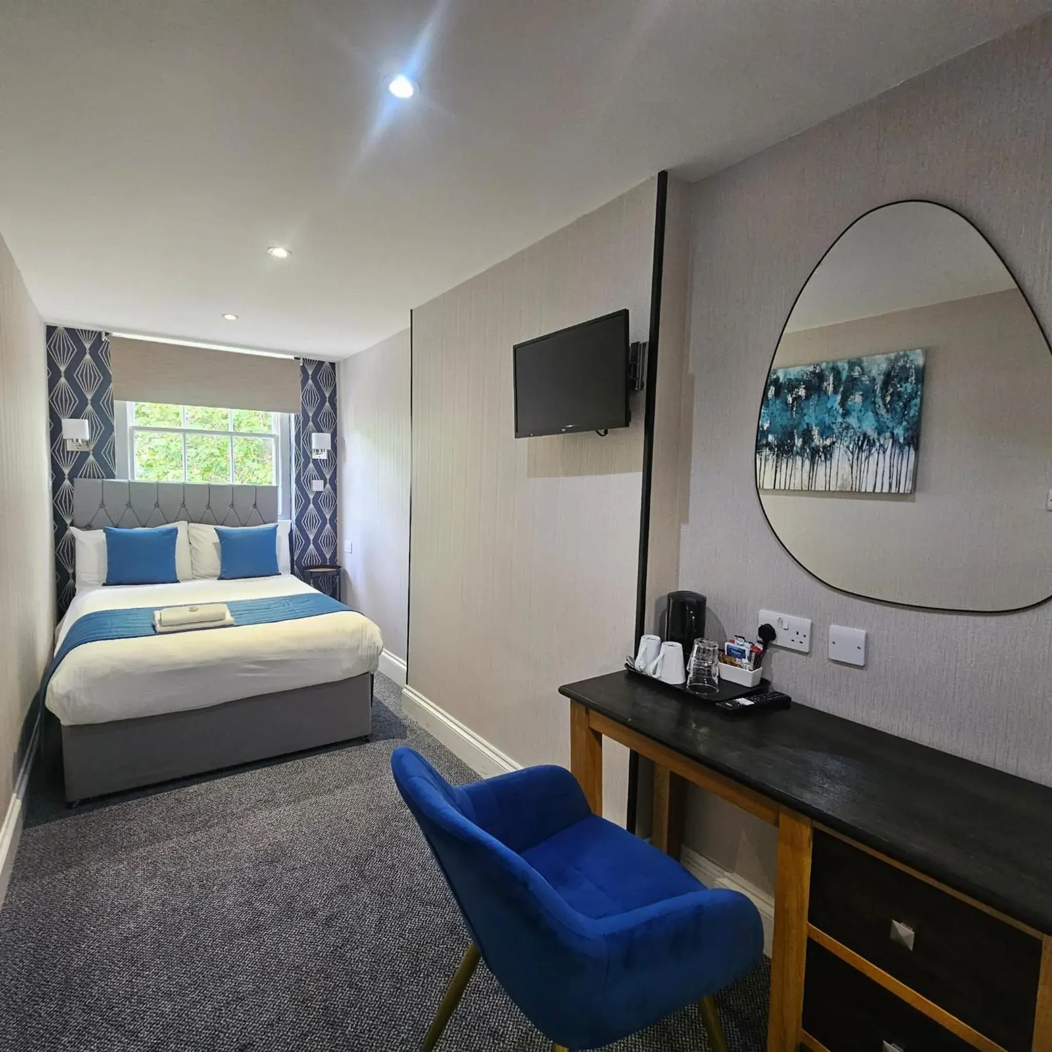 Small Double Room Ensuite in George Hotel Small Double Room Ensuite in George Hotel