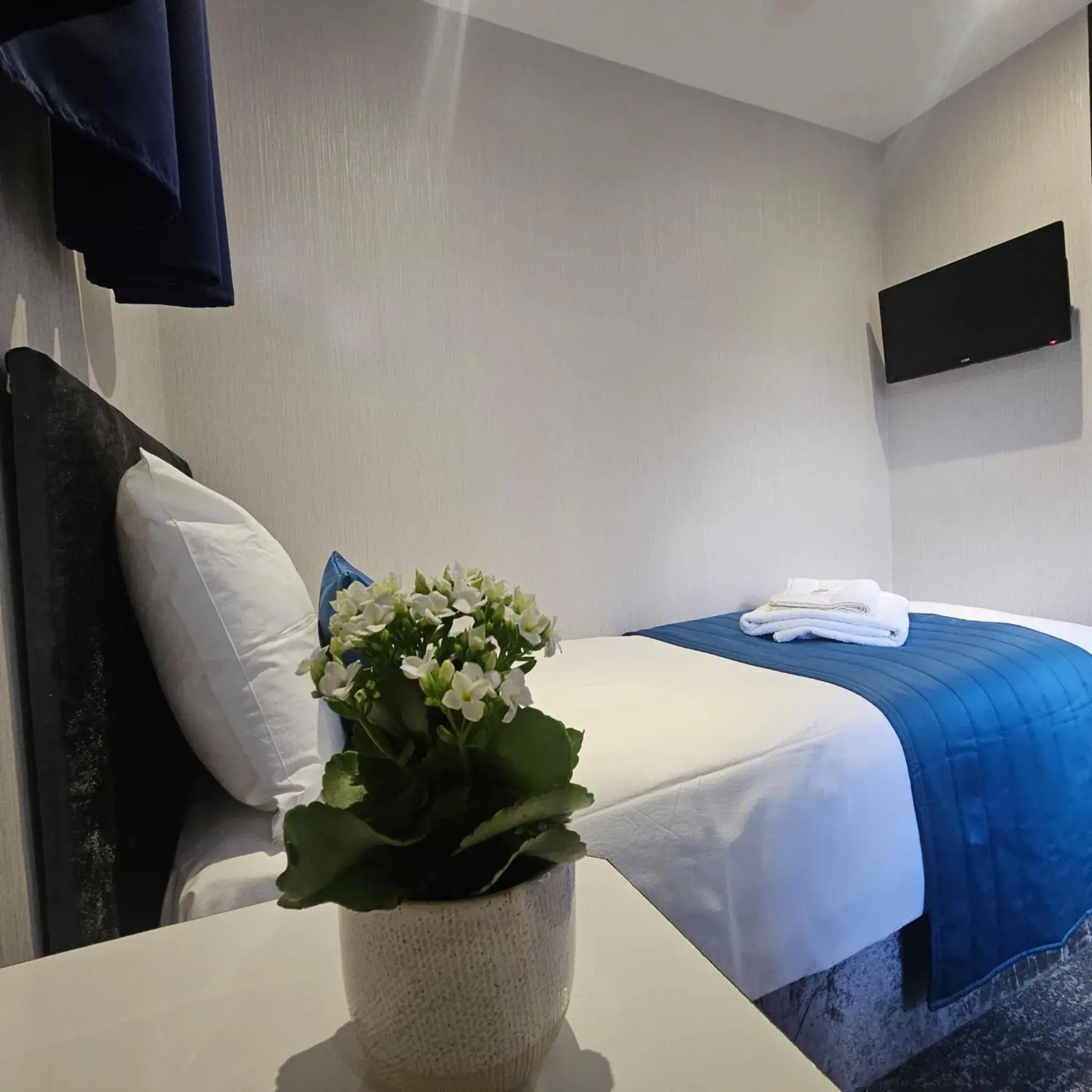 Small Single Room Ensuite in George Hotel Small Single Room Ensuite in George Hotel