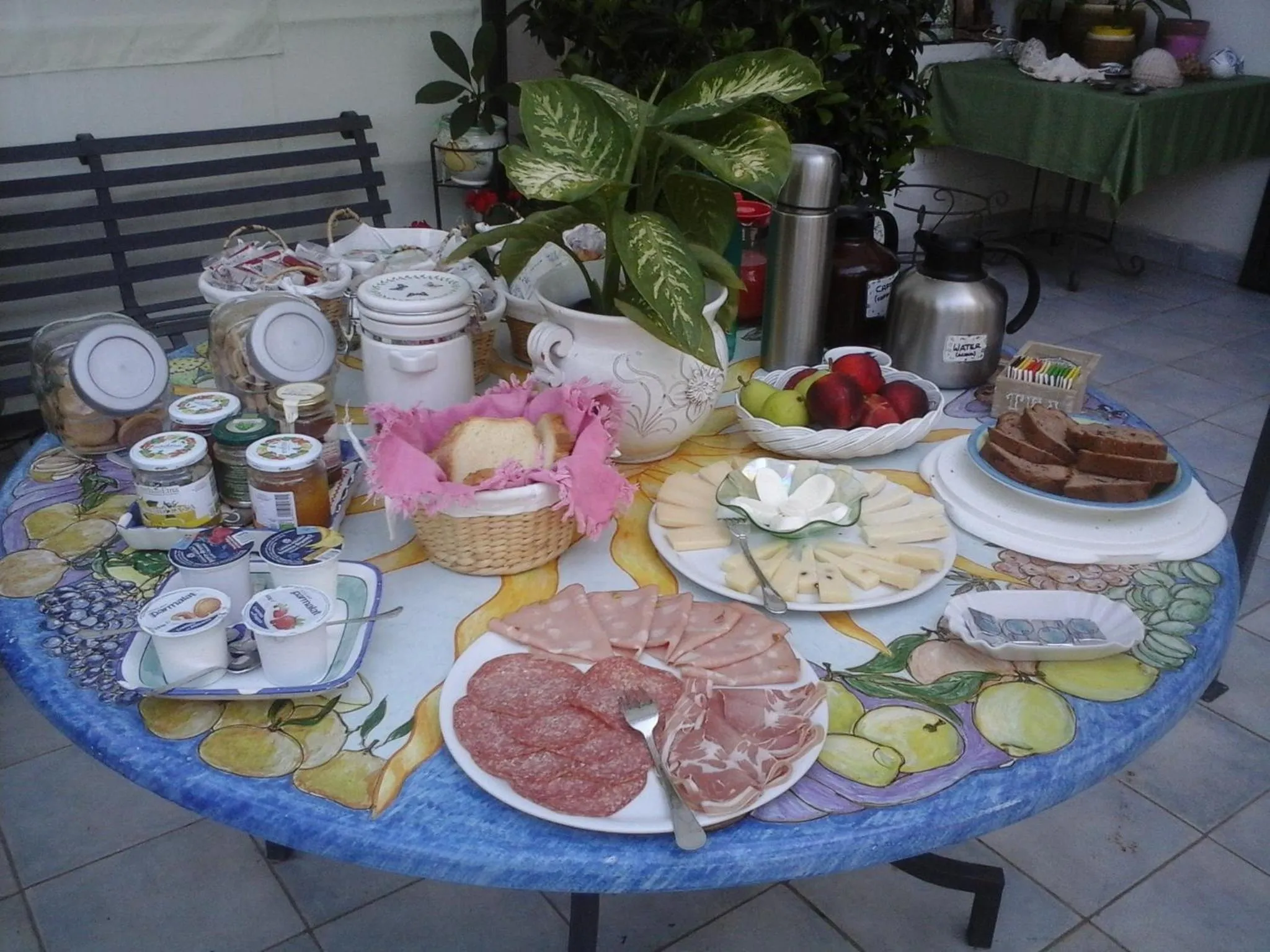 Continental breakfast in Villa Ortensia