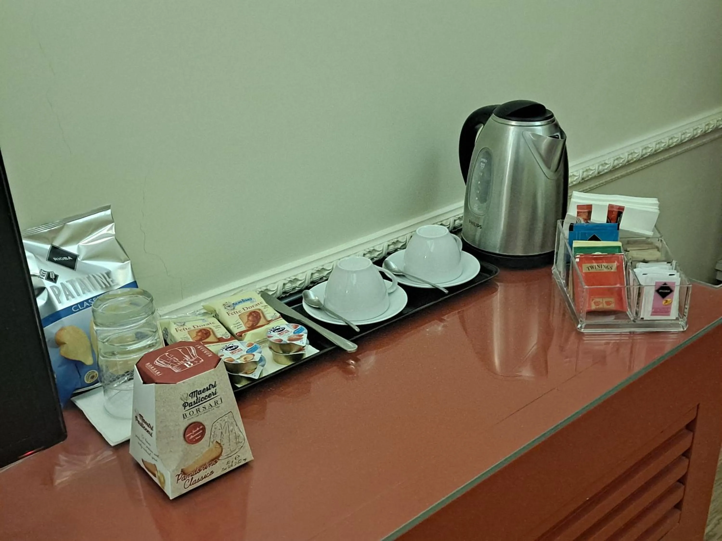 Coffee/tea facilities in Suites Rome
