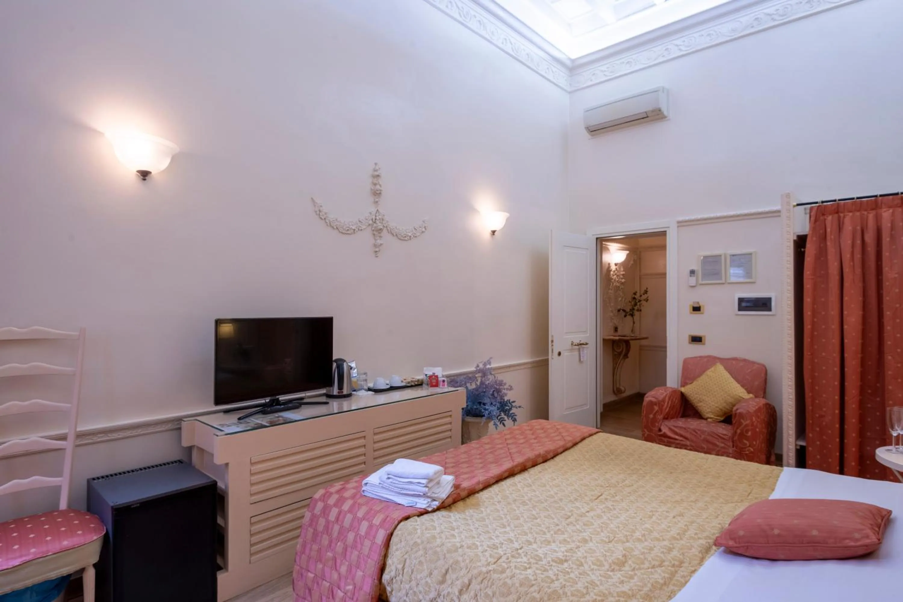 TV and multimedia, Bed in Suites Rome