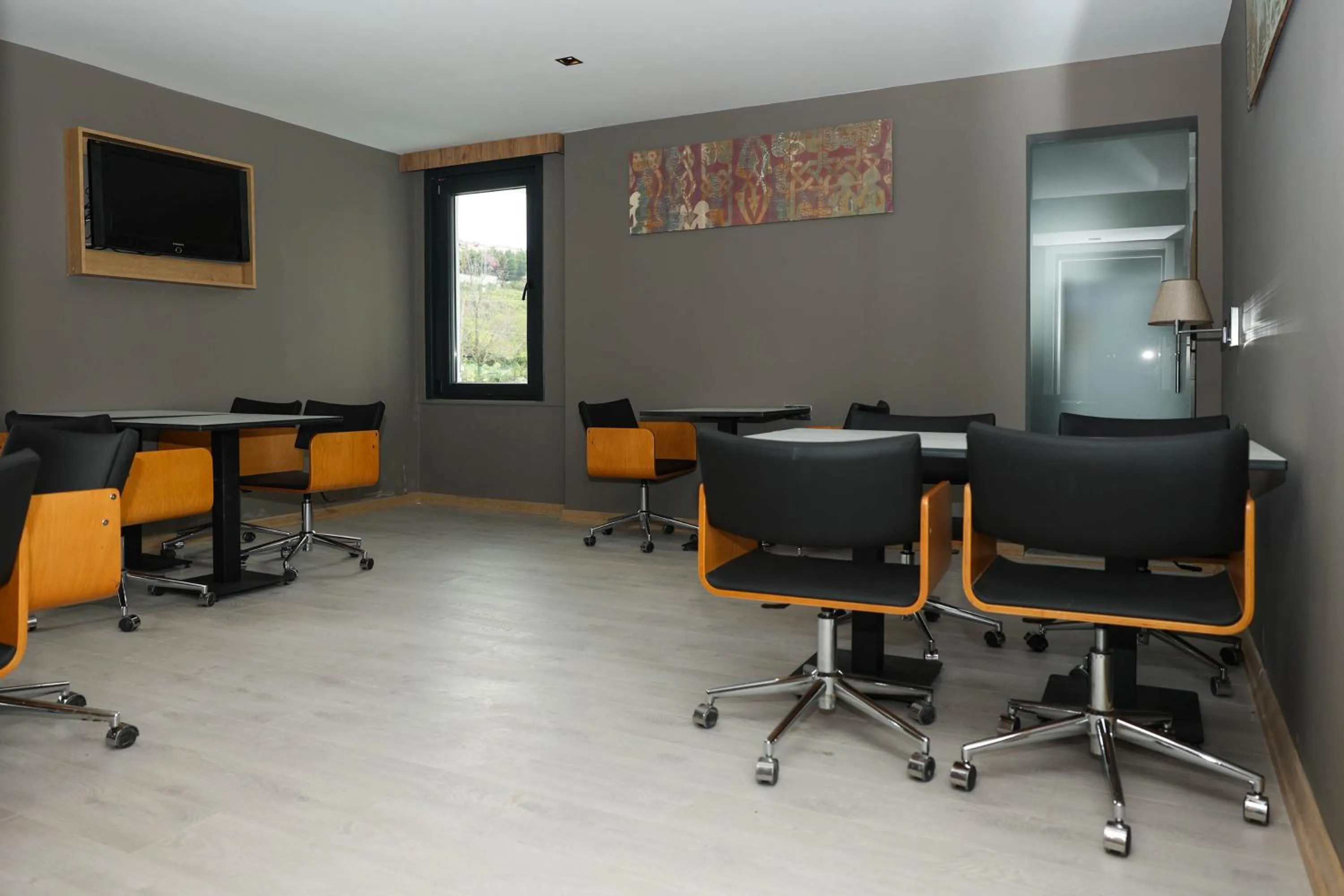 Restaurant/places to eat in Gardenmode Airport Hotel