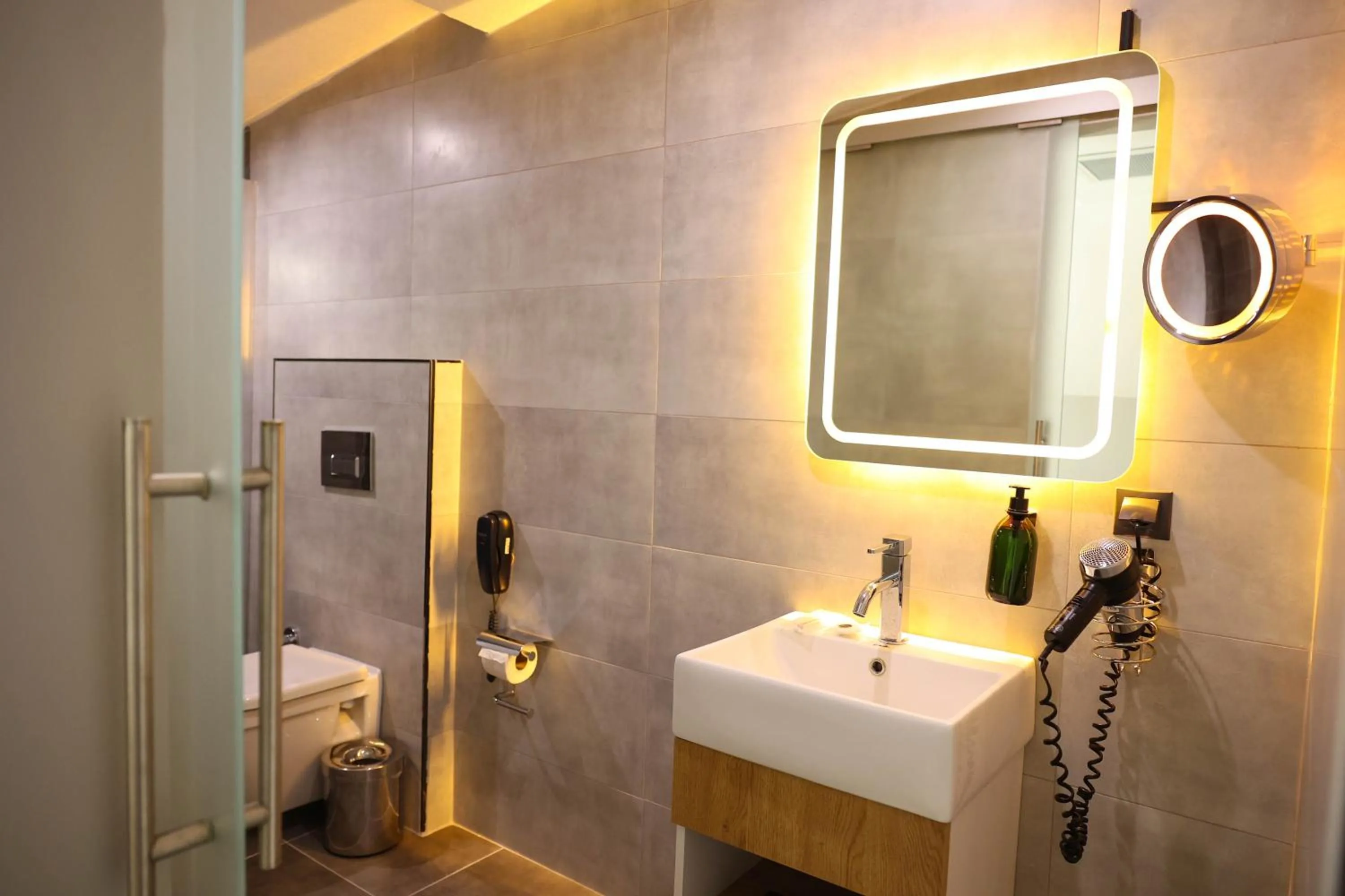 Shower in Gardenmode Airport Hotel