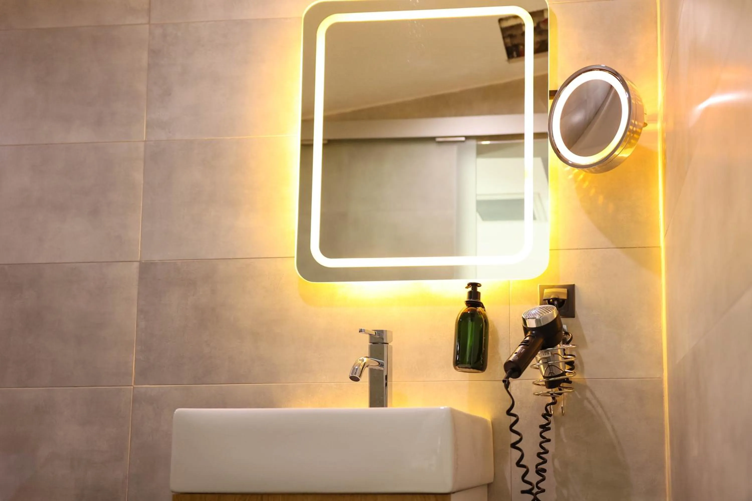 Shower in Gardenmode Airport Hotel