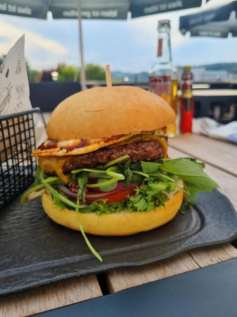 Restaurant/places to eat in Hotel Flora