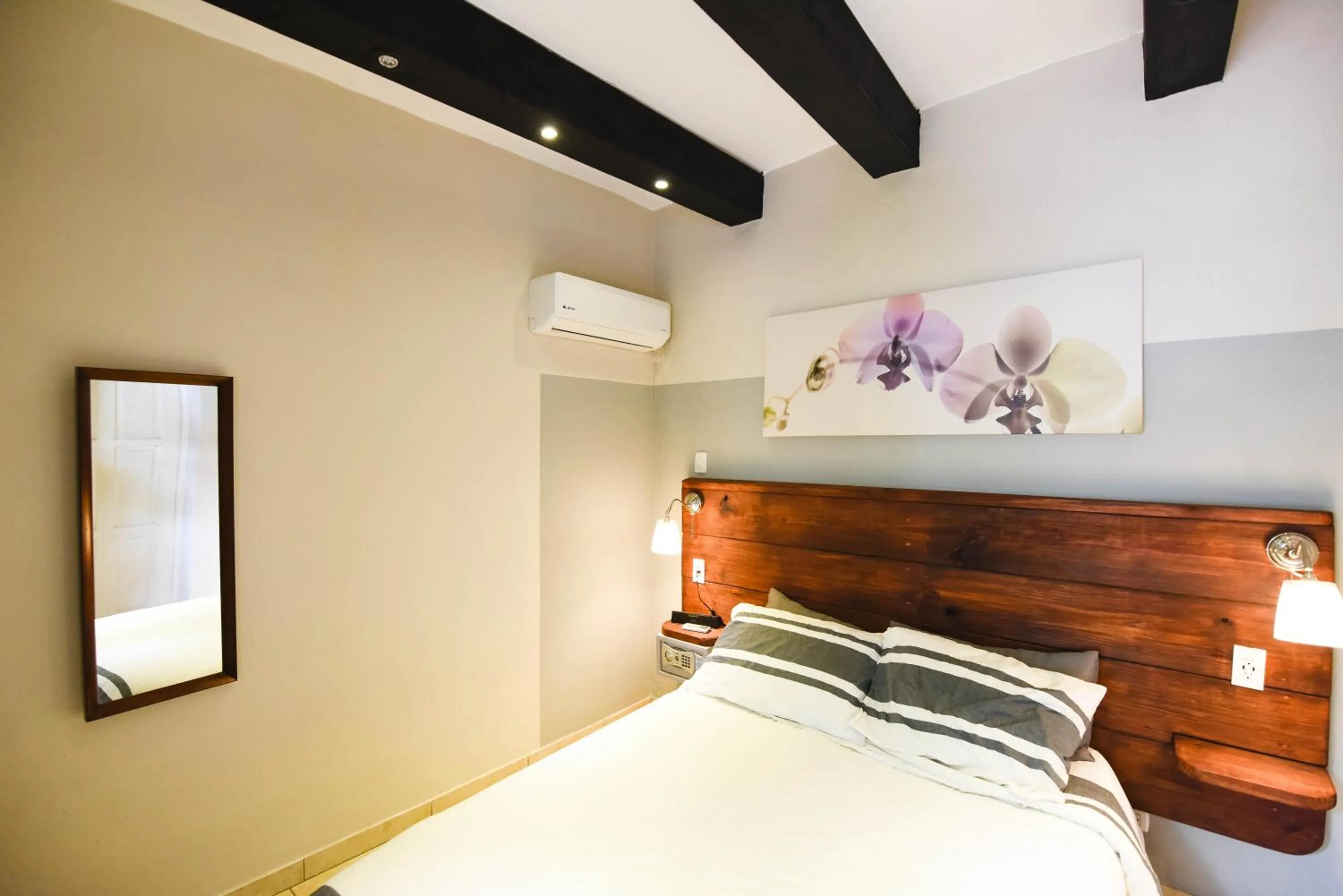 Photo of the whole room, Bed in Island Life Hostel