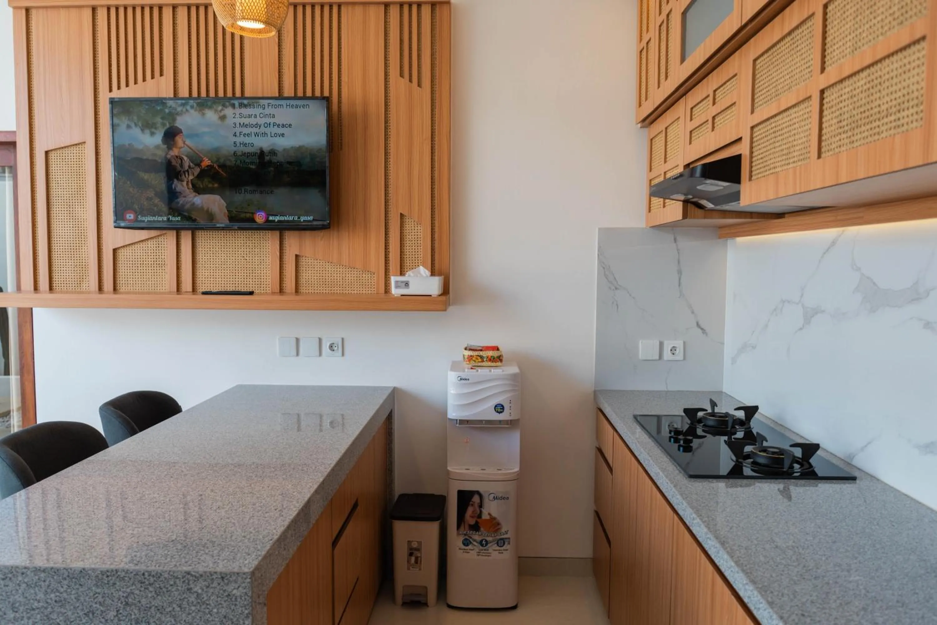 Coffee/tea facilities in Melviano Suite & Villa