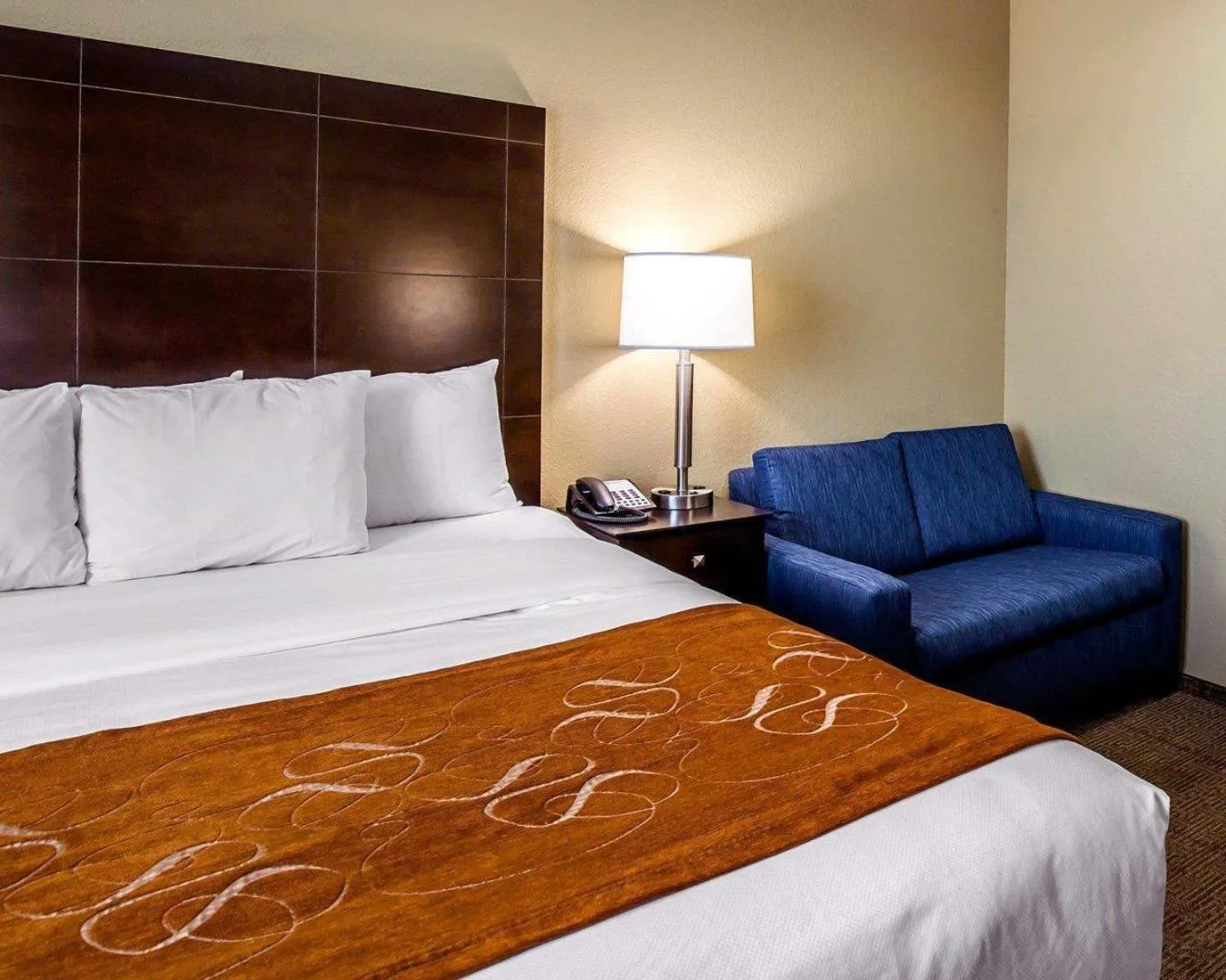 Bedroom, Bed in Comfort Suites Northwest - Cy - Fair