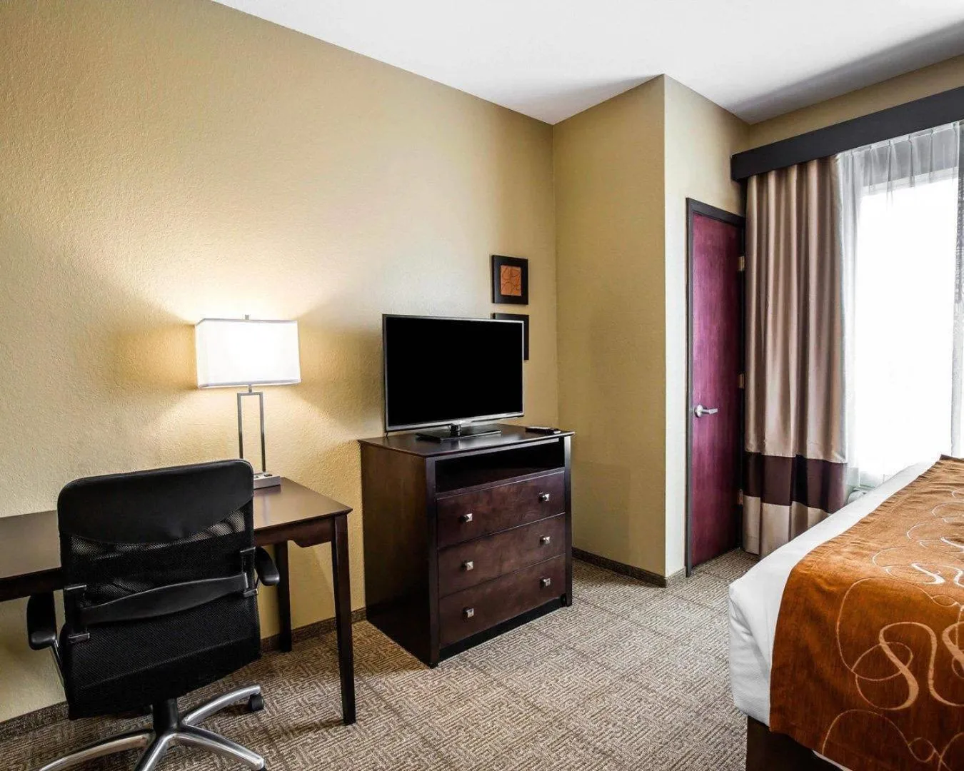 Bedroom, Bed in Comfort Suites Northwest - Cy - Fair