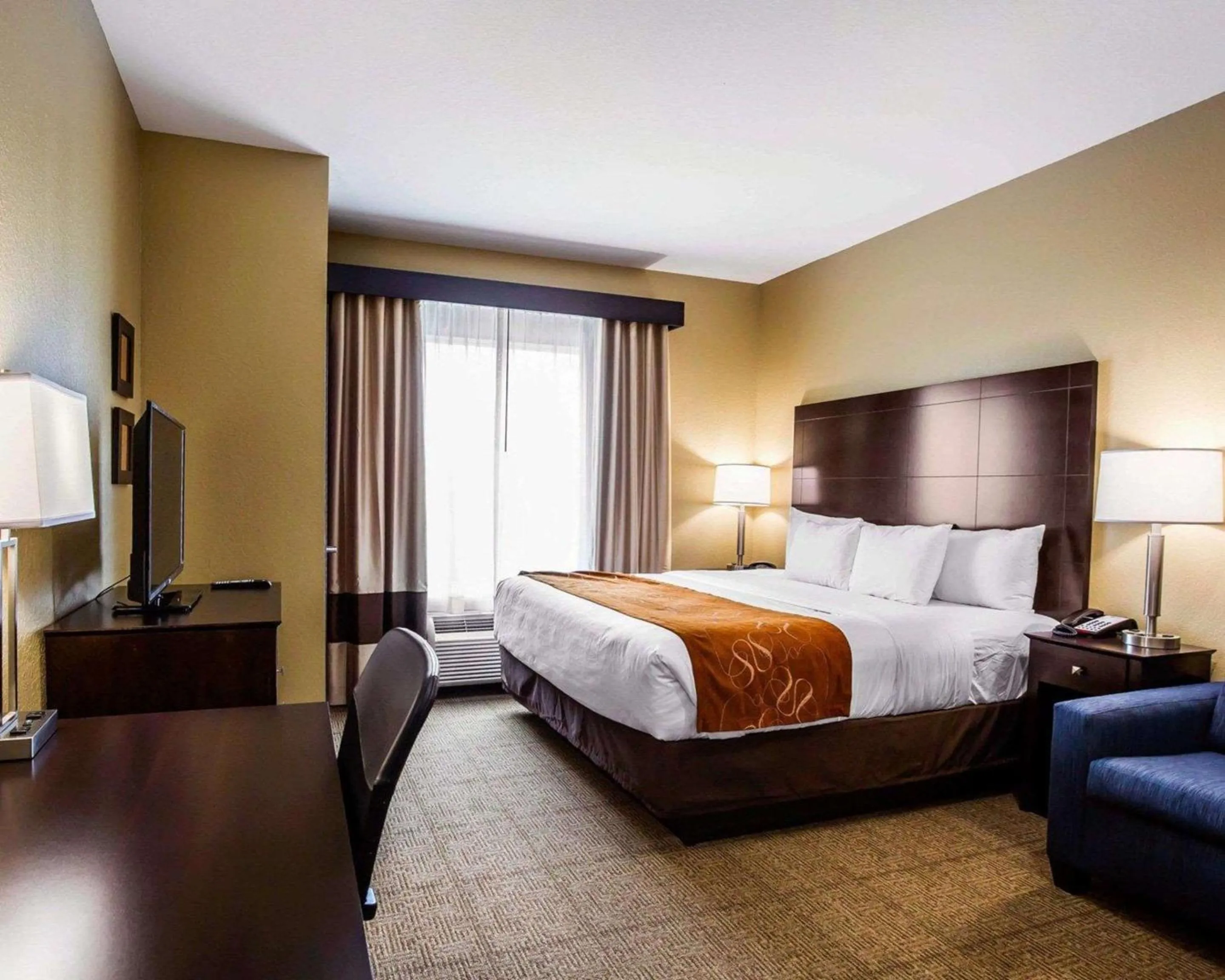Photo of the whole room, Bed in Comfort Suites Northwest - Cy - Fair
