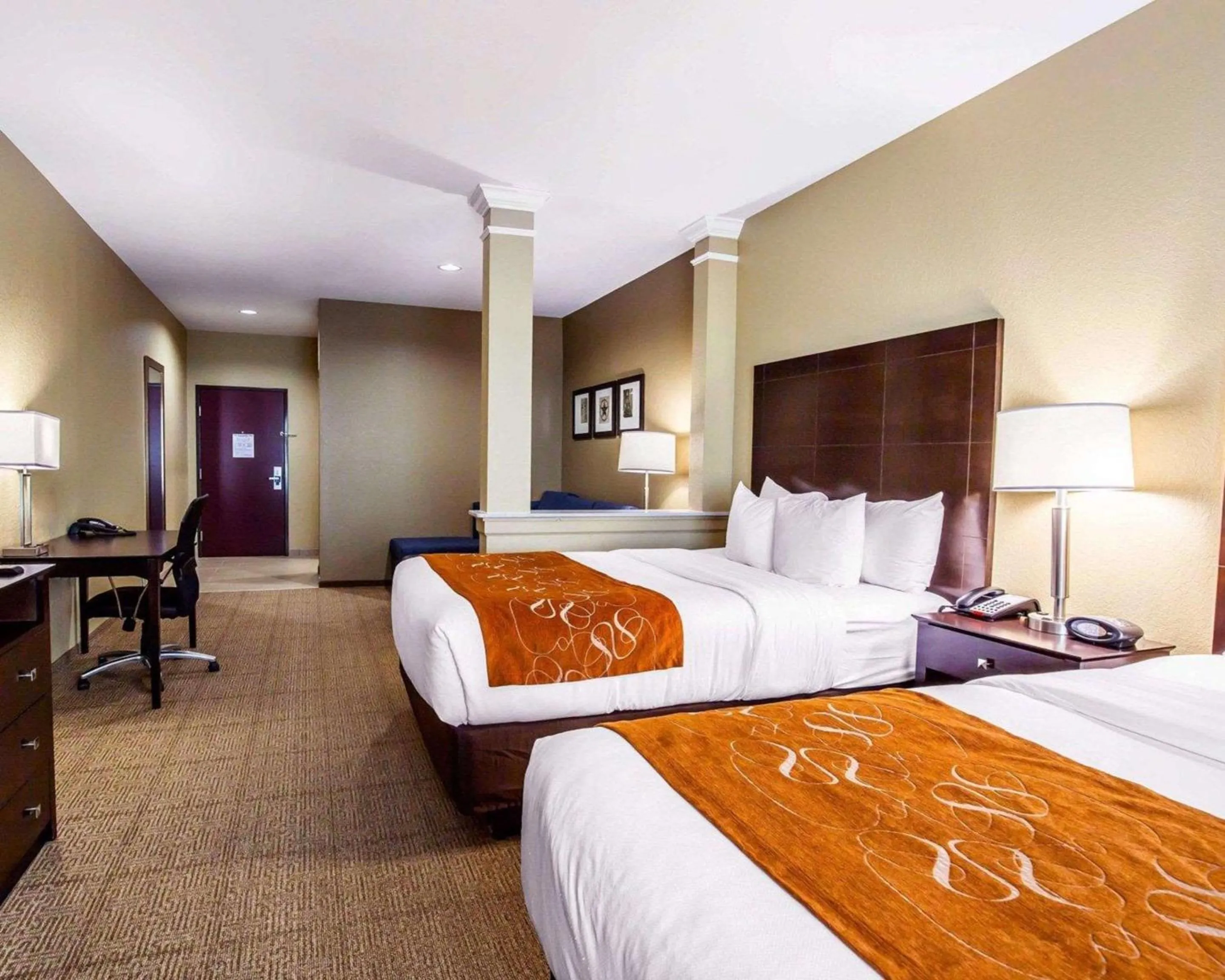 Photo of the whole room, Bed in Comfort Suites Northwest - Cy - Fair