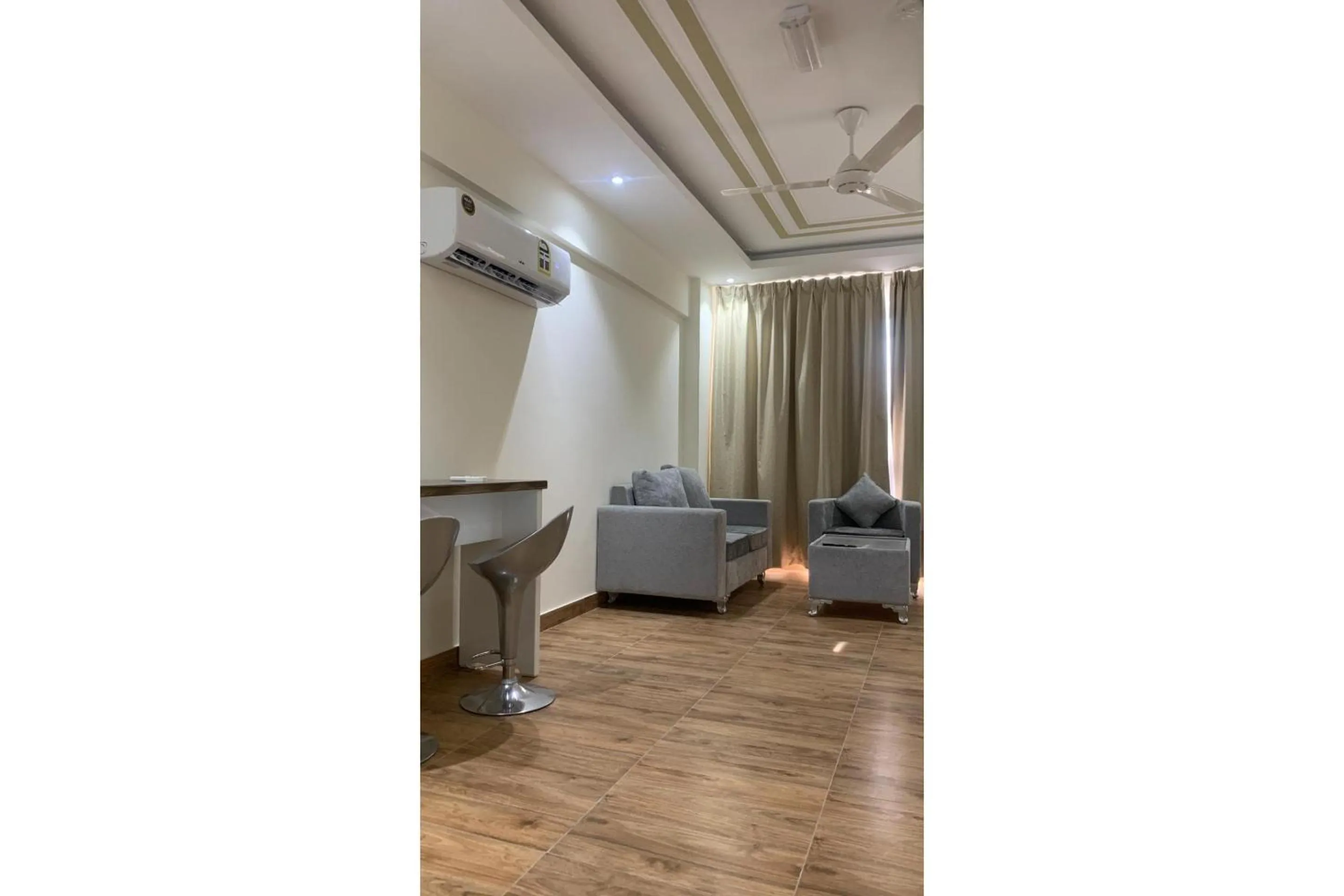 Bedroom in OYO Townhouse 156 Rose Hotel Apartments