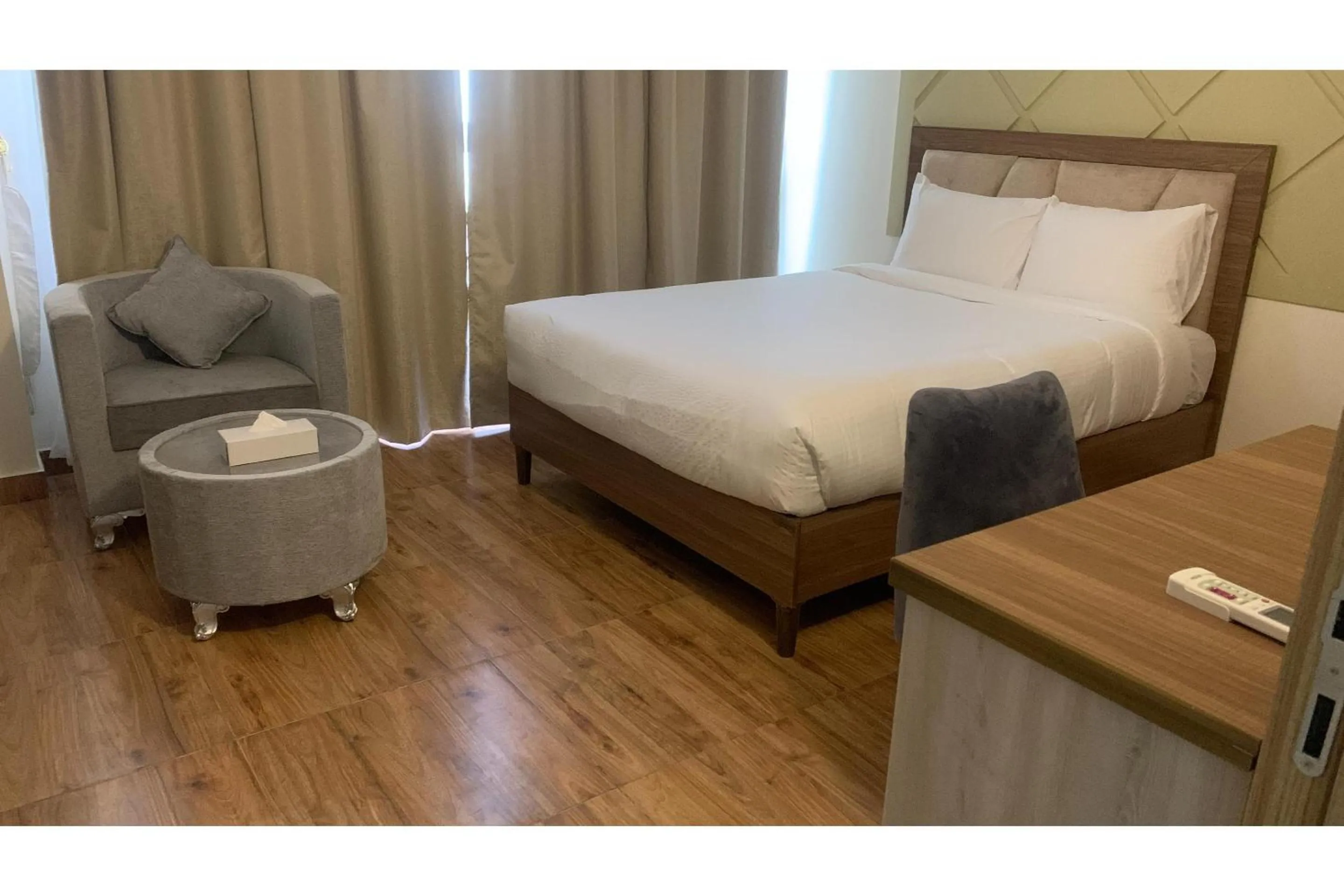 Bedroom, Bed in OYO Townhouse 156 Rose Hotel Apartments