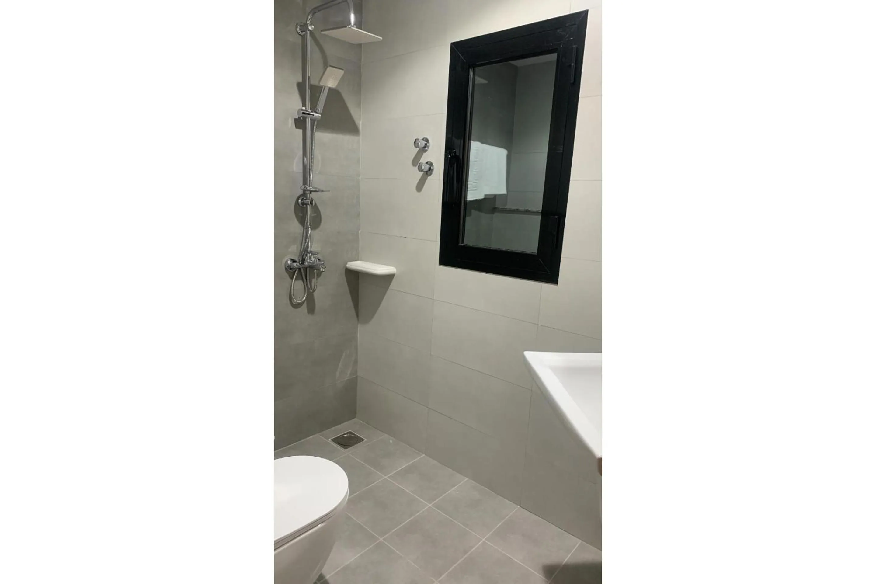 Bathroom in OYO Townhouse 156 Rose Hotel Apartments