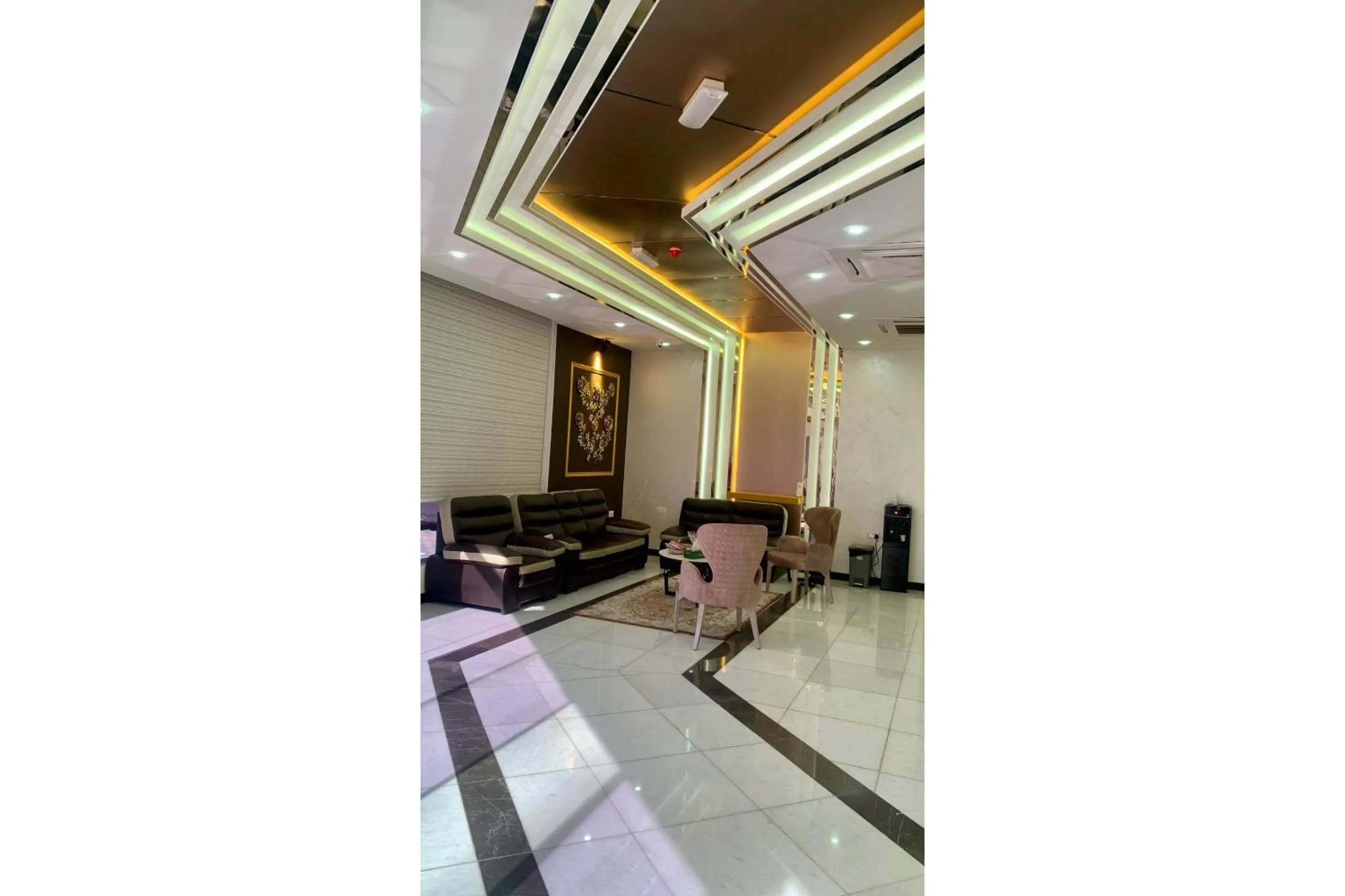 Lobby or reception in OYO Townhouse 156 Rose Hotel Apartments