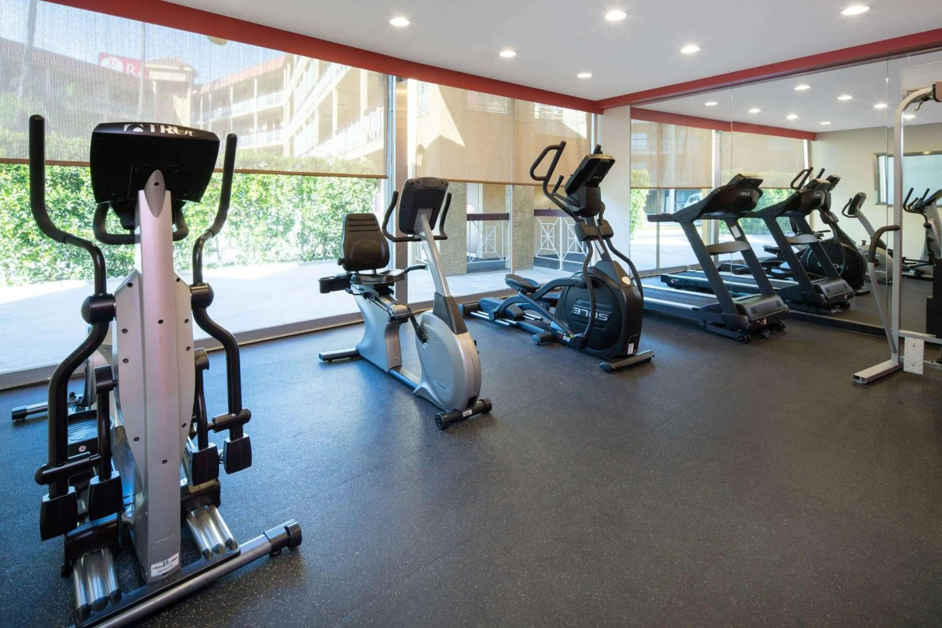 Fitness centre/facilities in Ramada by Wyndham Burbank Airport