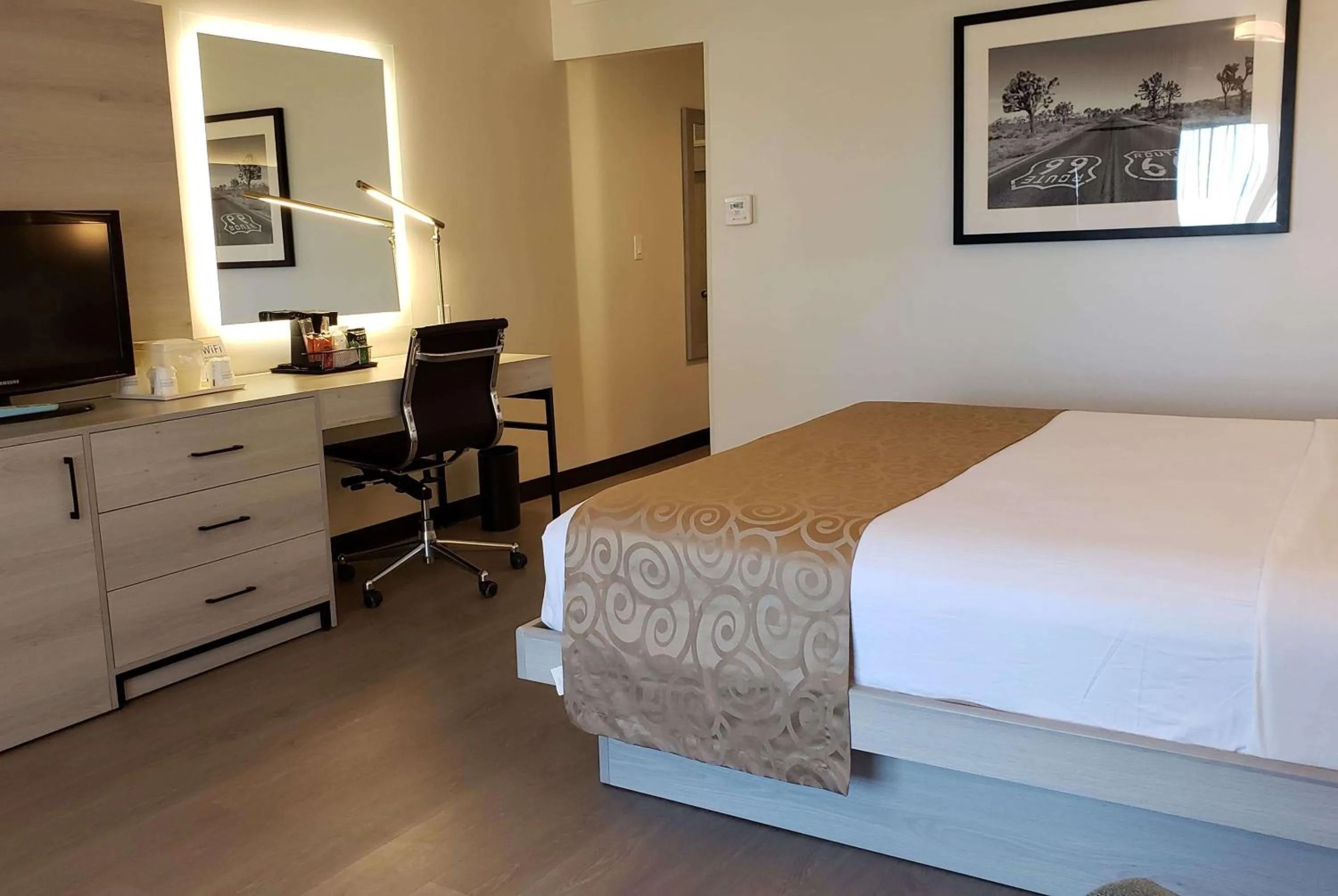 Photo of the whole room, Bed in Ramada by Wyndham Burbank Airport