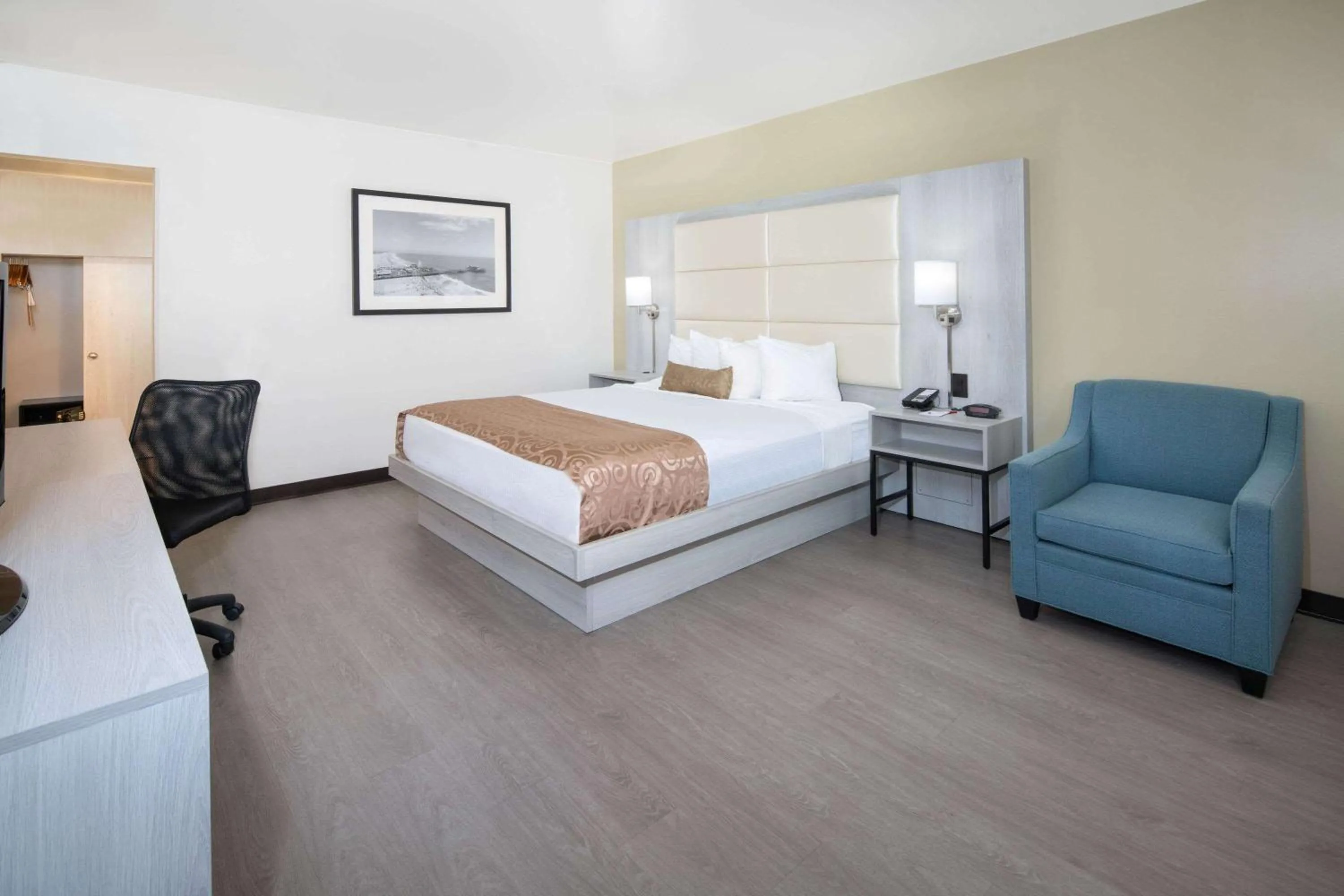 Photo of the whole room, Bed in Ramada by Wyndham Burbank Airport