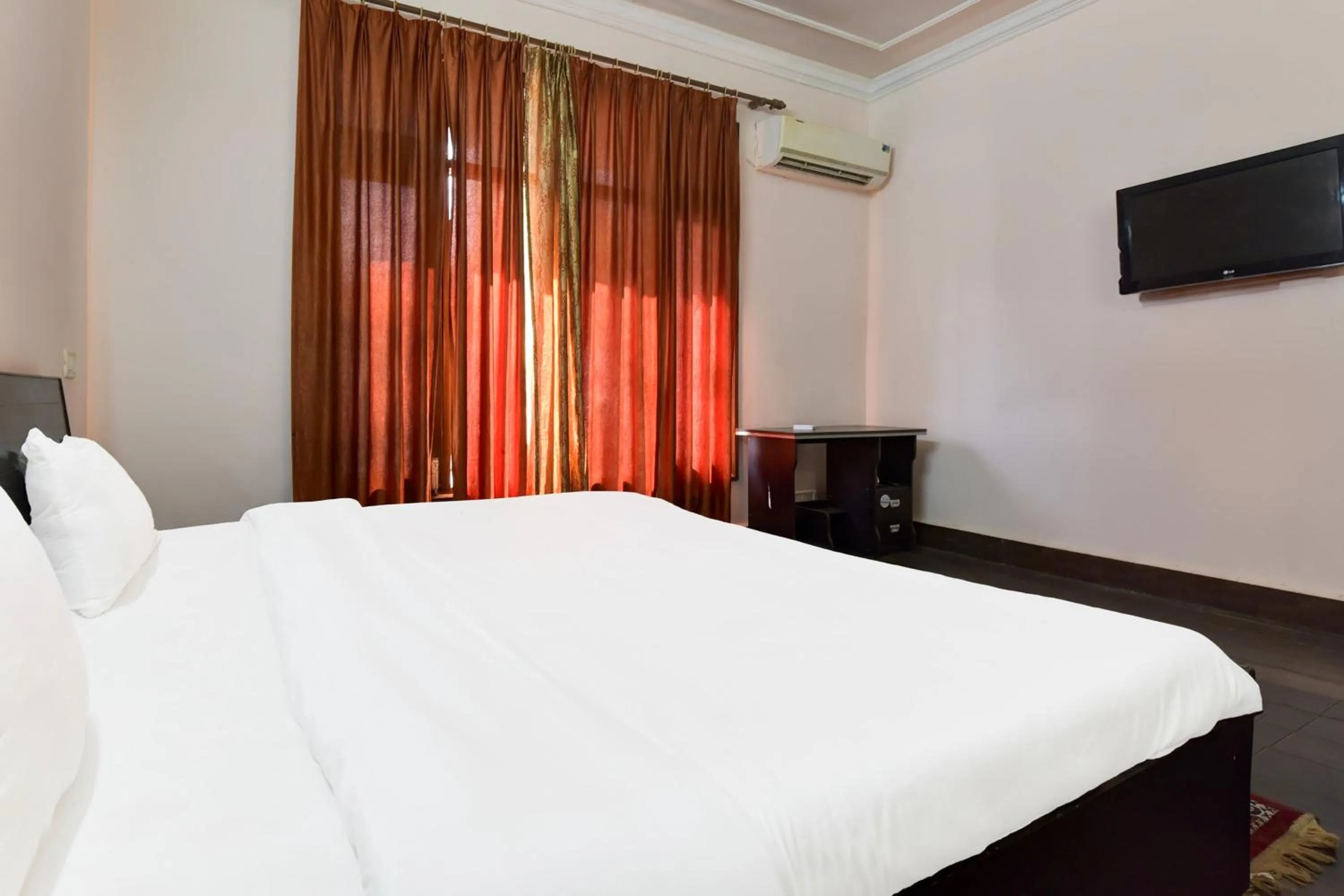 Bedroom, Bed in Hotel O Homewood Suites And Guest House