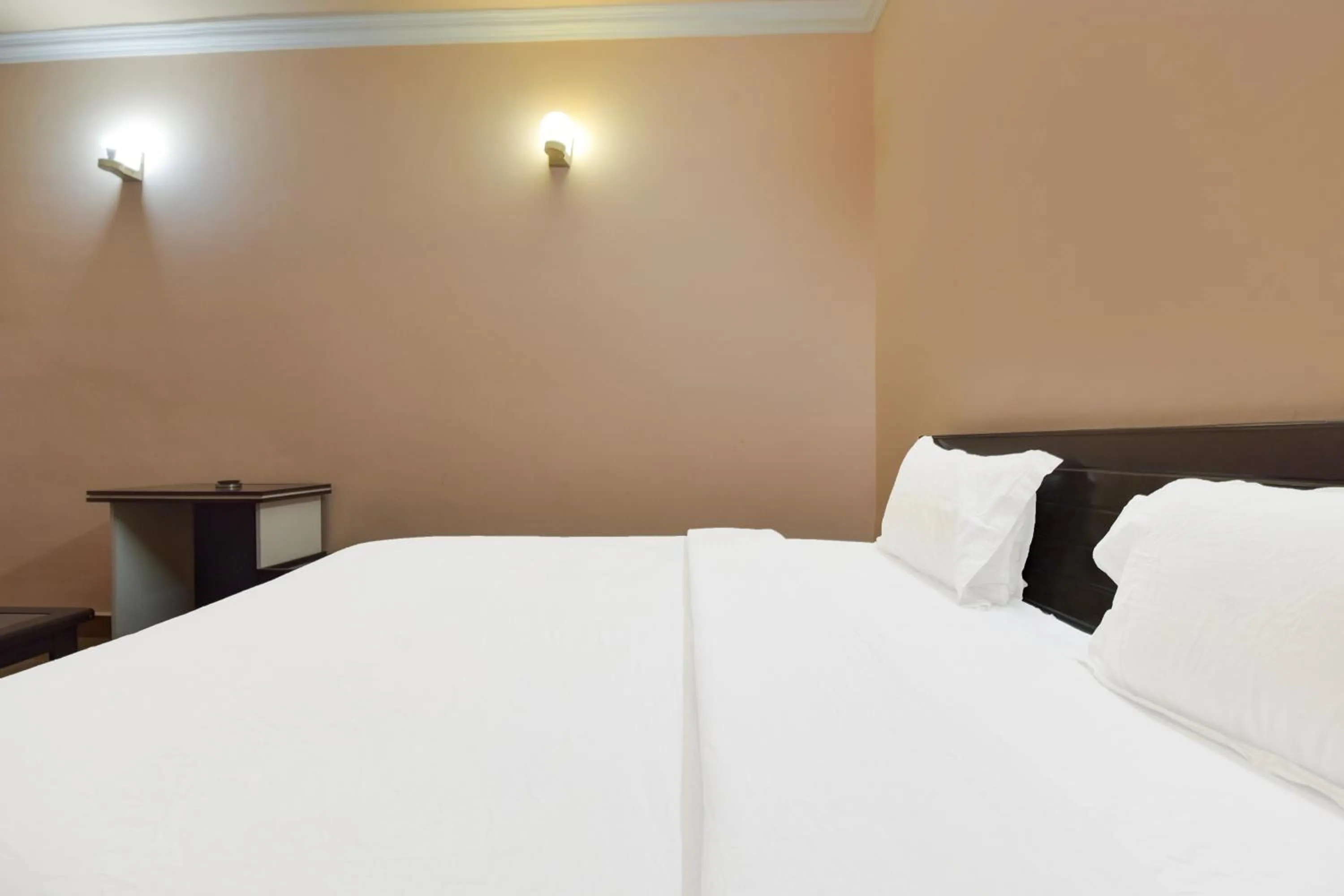 Bedroom, Bed in Hotel O Homewood Suites And Guest House