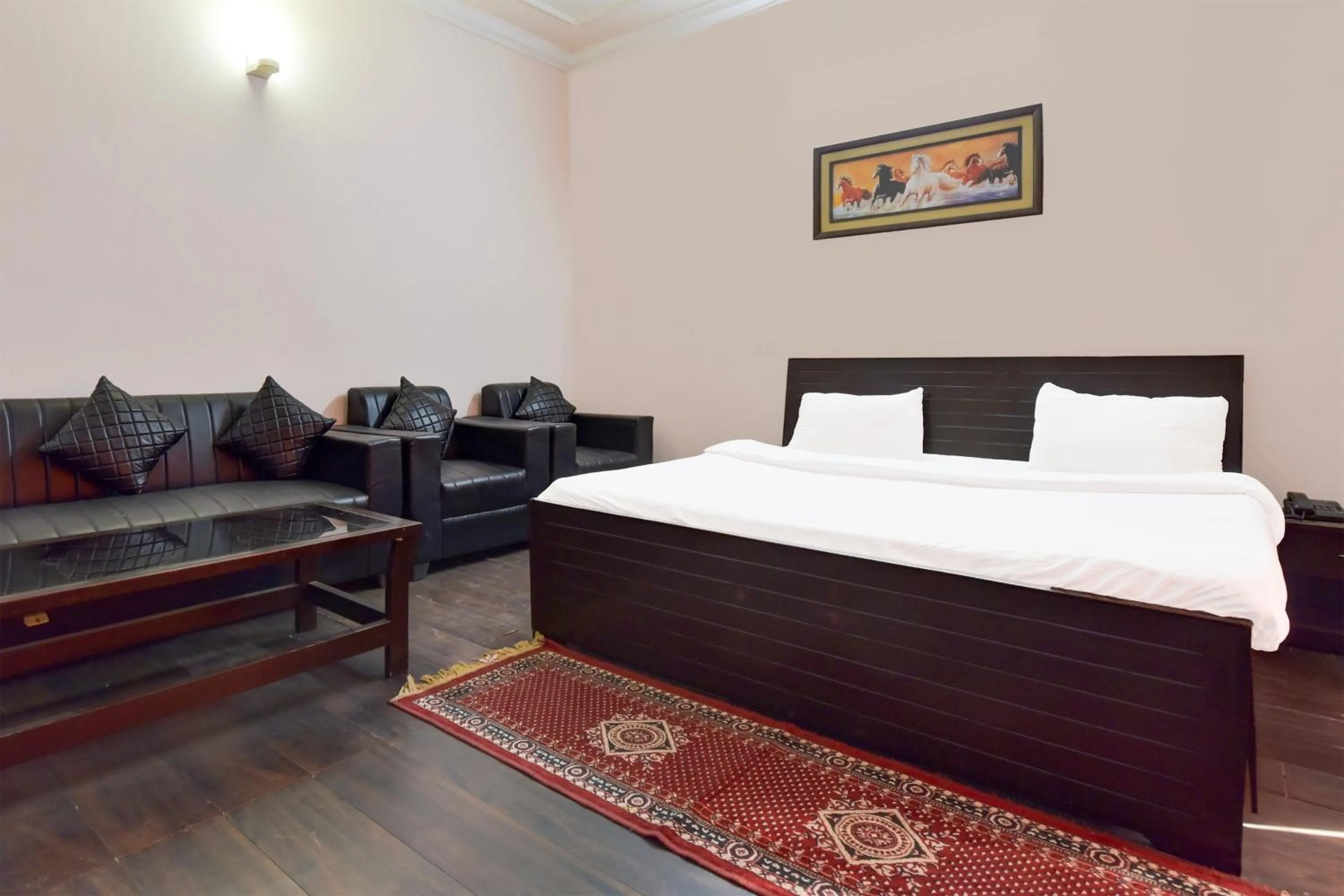 Bedroom, Bed in Hotel O Homewood Suites And Guest House