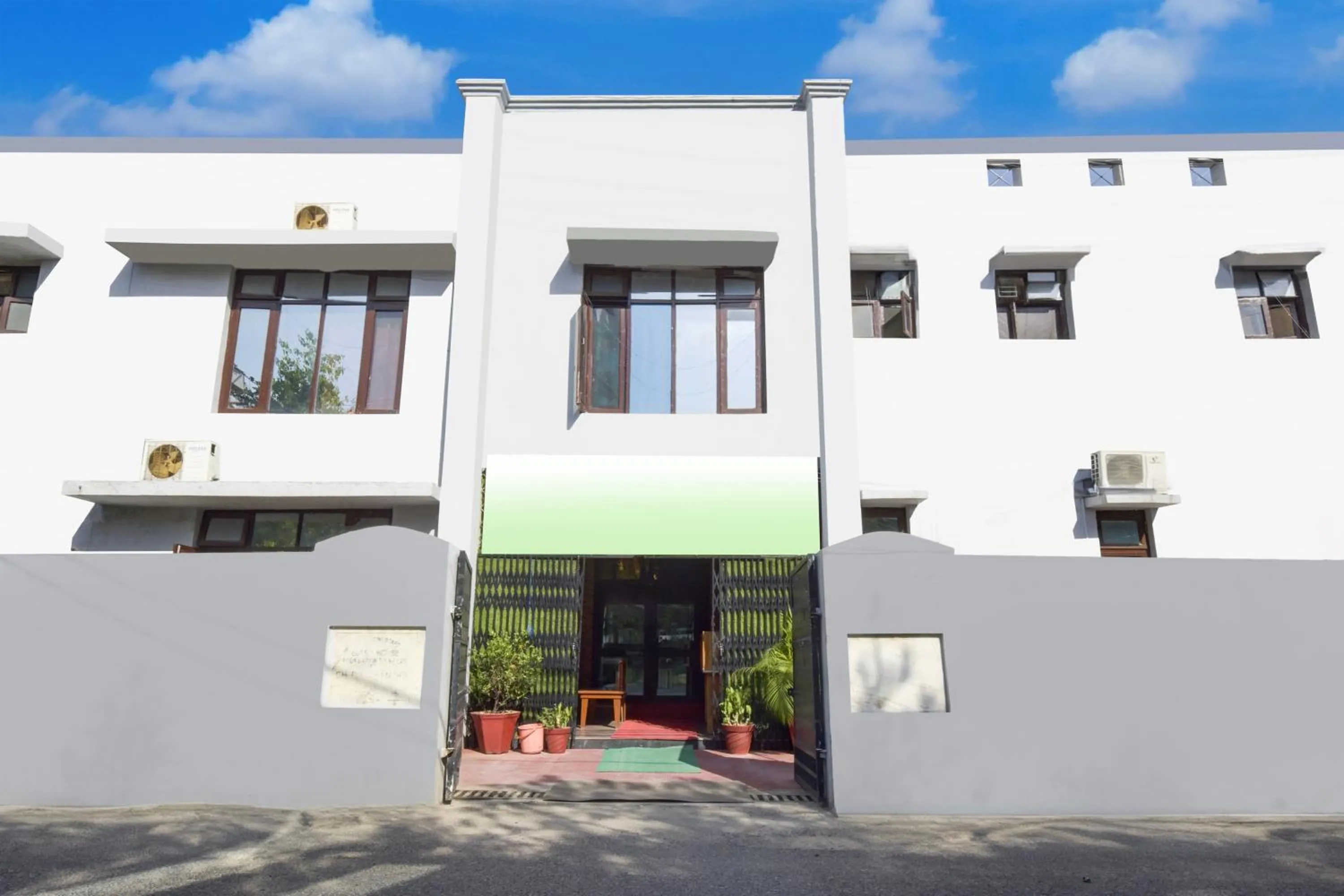 Facade/entrance in Hotel O Homewood Suites And Guest House
