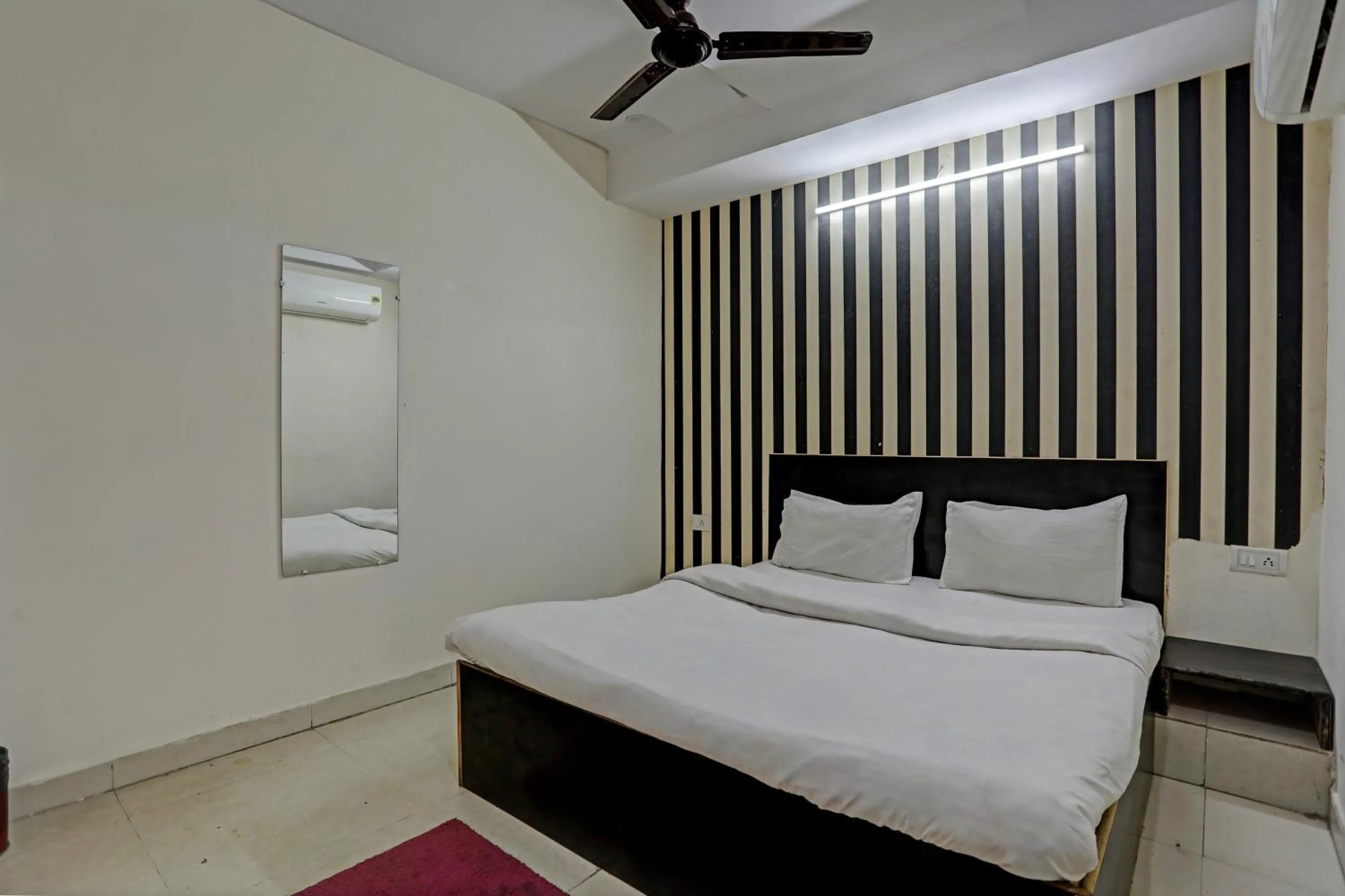 Facade/entrance, Bed in Hotel O Kanak palace