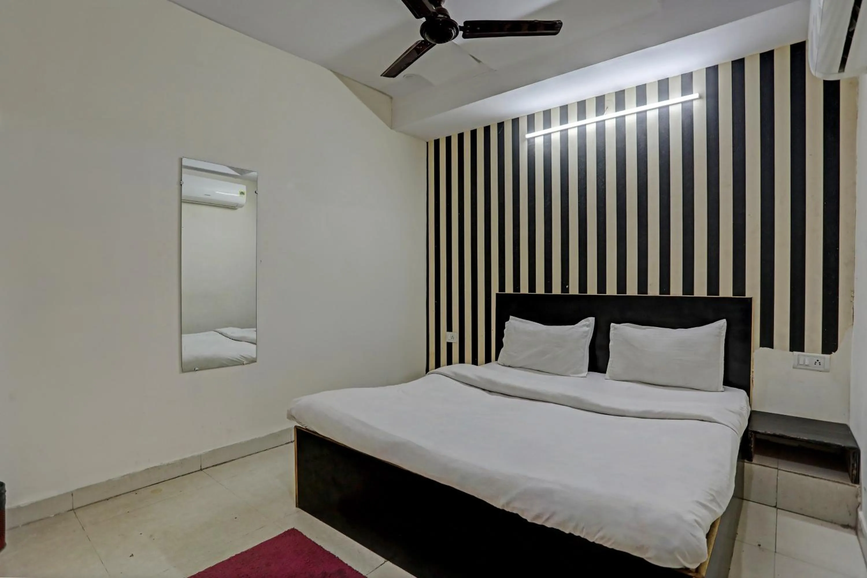 Facade/entrance, Bed in Hotel O Kanak palace