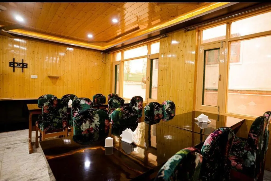 Restaurant/places to eat in Seven Hills Resort Srinagar By Him Haults Hospitality