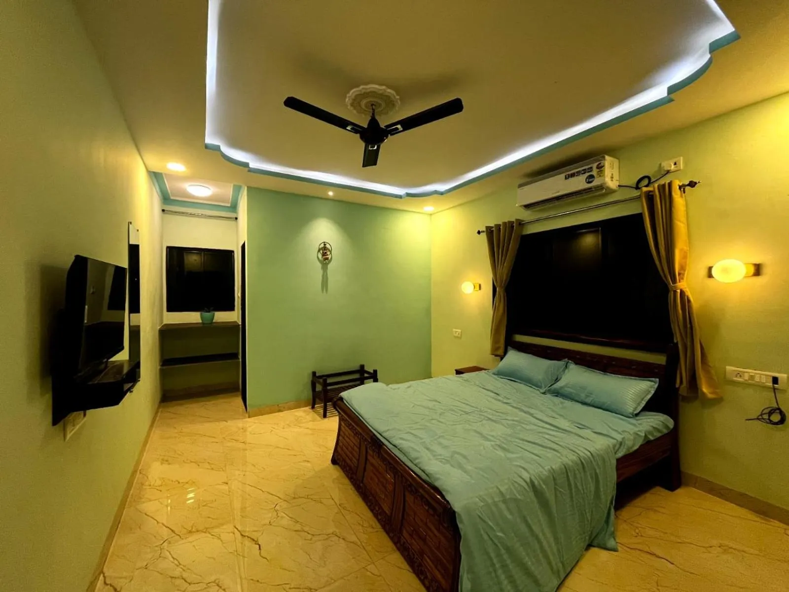 Photo of the whole room, Bed in Tarangan Resort