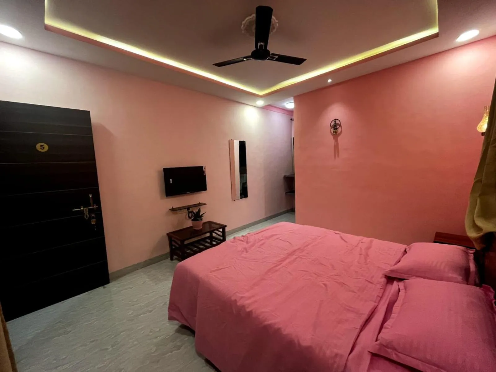 Photo of the whole room, Bed in Tarangan Resort