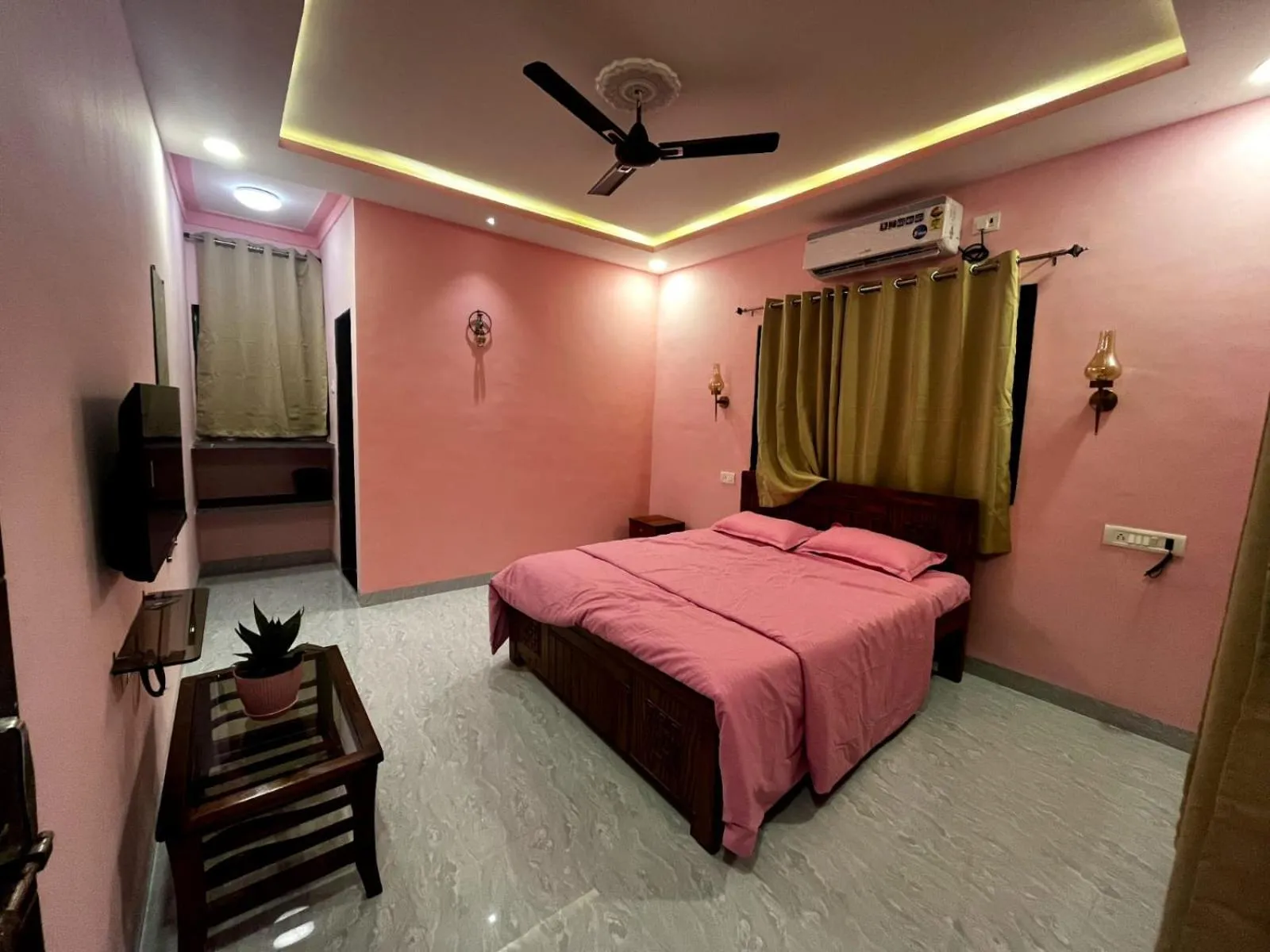 Photo of the whole room, Bed in Tarangan Resort