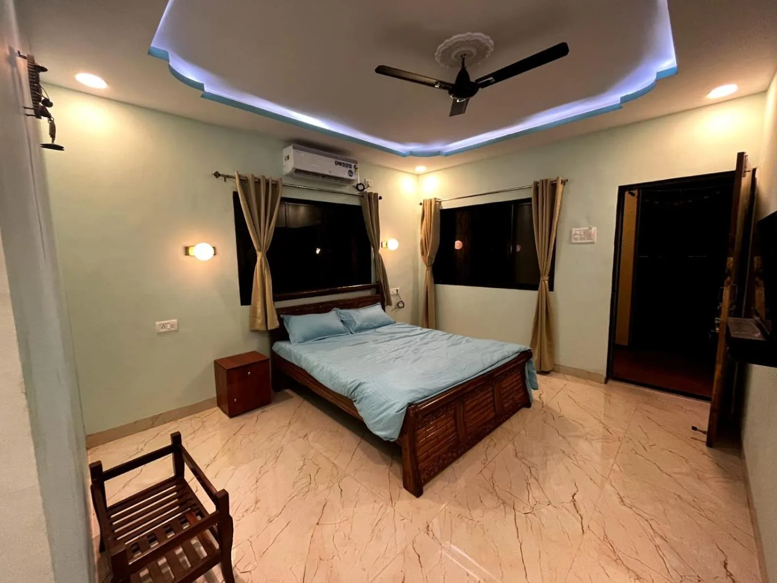 Photo of the whole room, Bed in Tarangan Resort