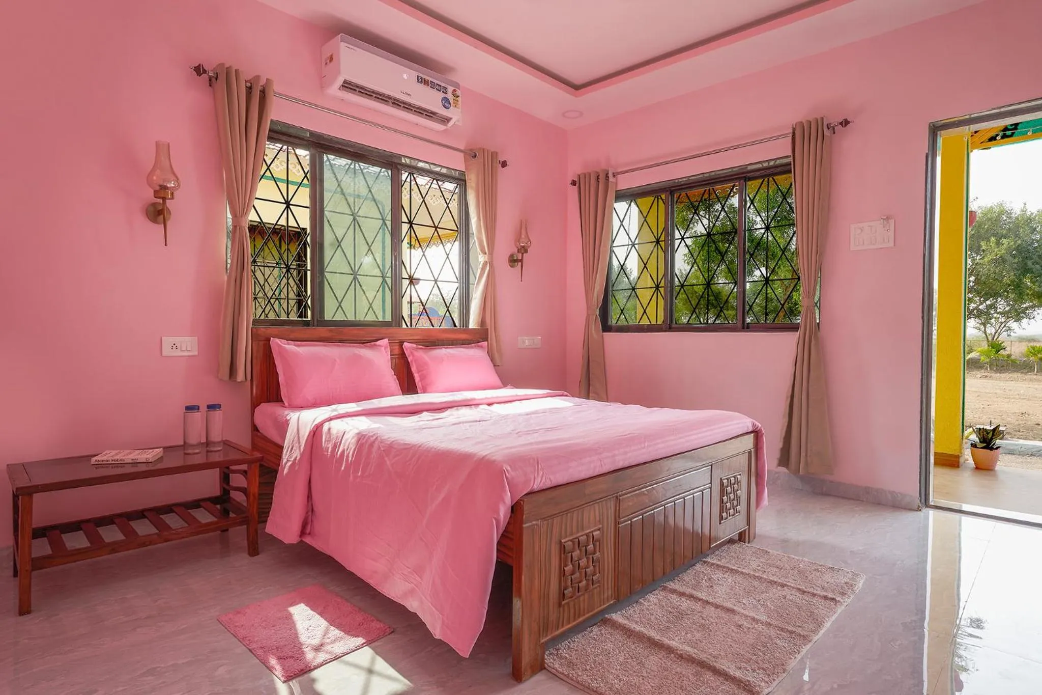 Photo of the whole room, Bed in Tarangan Resort