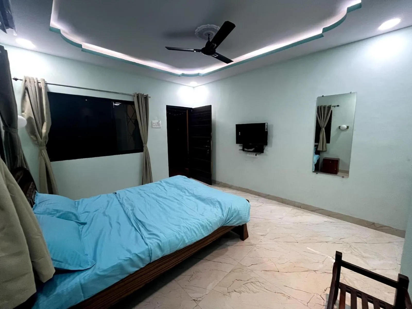 Photo of the whole room, Bed in Tarangan Resort