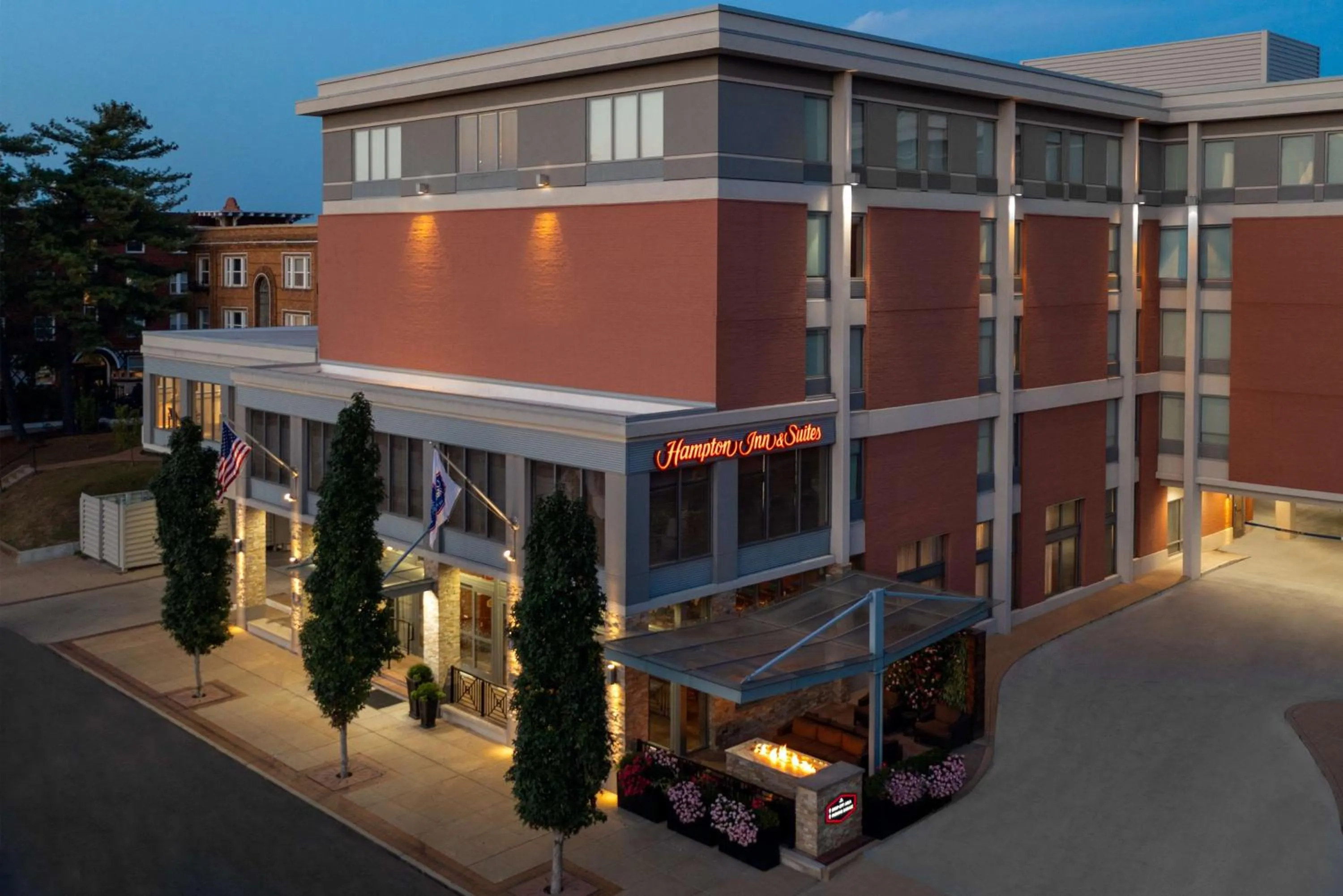 Property building in Hampton Inn and Suites Clayton/St. Louis-Galleria Area