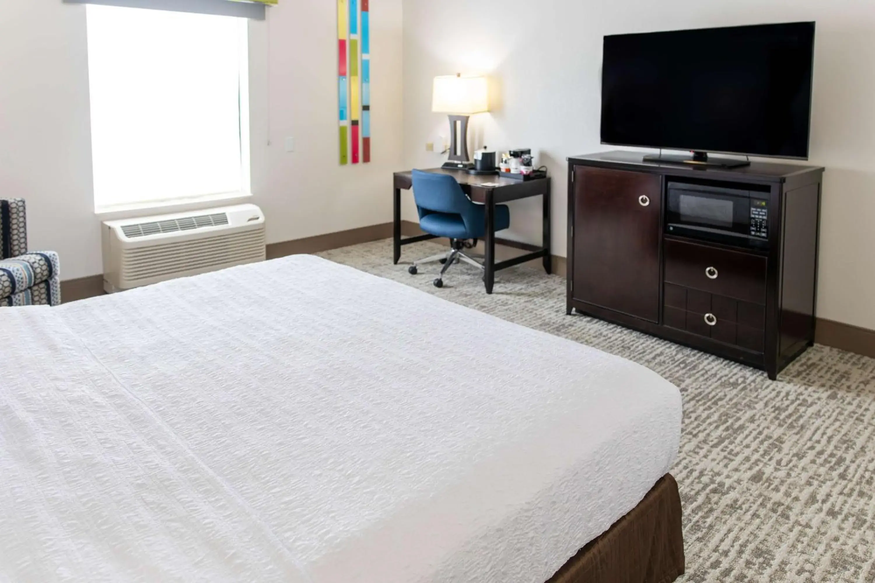 King Room with Accessible Tub - Mobility and Hearing Access/Non-Smoking in Hampton Inn & Suites Effingham King Room with Accessible Tub - Mobility and Hearing Access/Non-Smoking in Hampton Inn & Suites Effingham